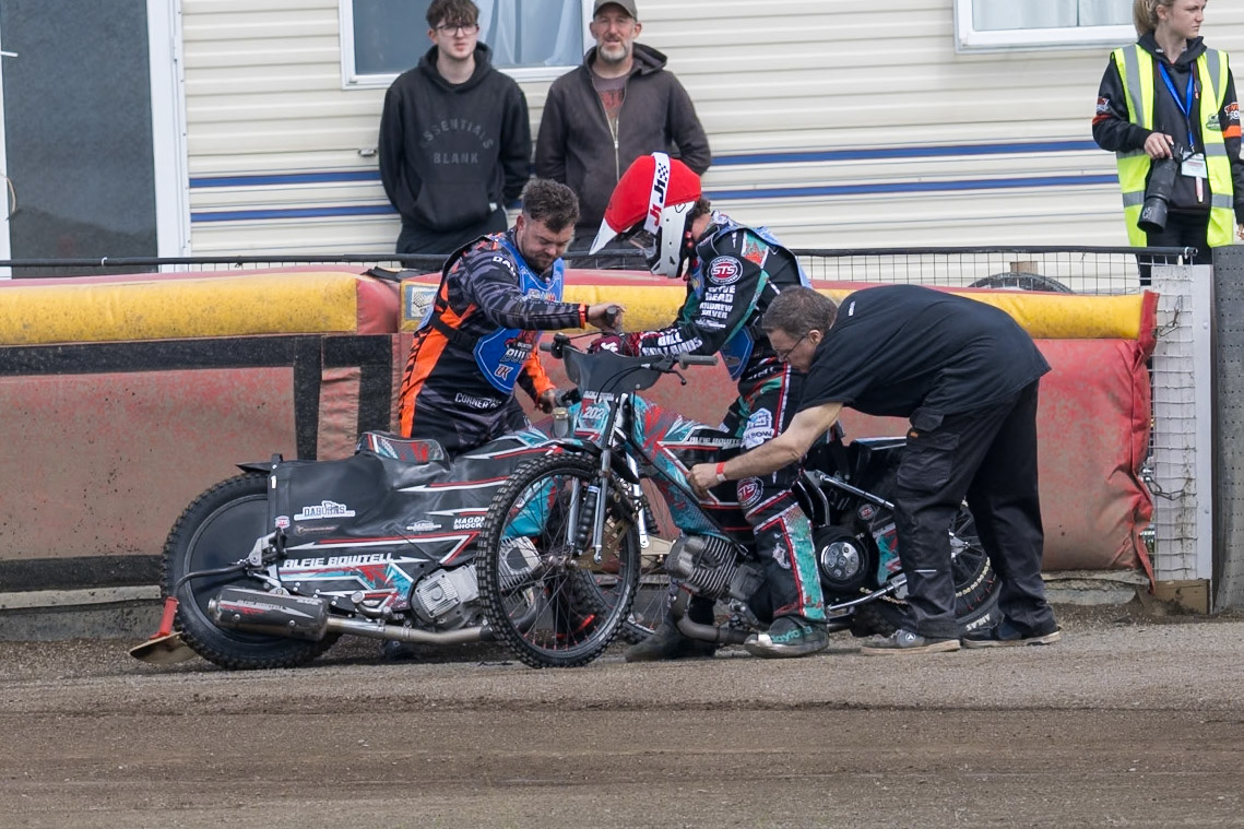 Jack Roberts of Buxton Bulls (Left) lends Alfie Bowtell of Buxton Bulls his bike for the heat after Bowtell's machine malfunctioned during the WSRA National Development League match between Buxton Bulls and Edinburgh Monarchs Academy at Hi-Edge Speedway, Buxton on Sunday 14th June 2026. (Photo: Ian Charles | MI News)