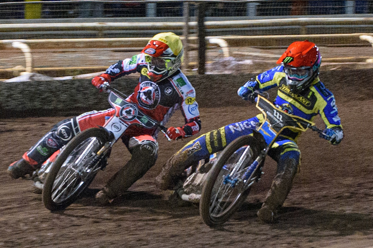 SHEFFIELD, UK. OCT 4THJack Holder  (Red) forces his way past Richie Worrall  (Yellow) during the SGB Premiership Semi Final Playoff 1st Leg between Sheffield Tigers and Belle Vue Aces at Owlerton Stadium, Sheffield on Monday 4th October 2021. (Credit: Ian Charles | MI News)