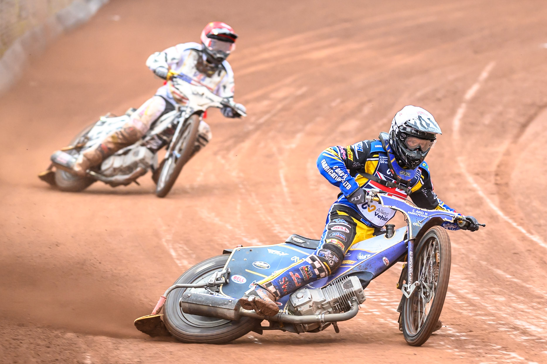 Joe Thompson of Great Britain in White leading Slater Lightcap of The United States in Red during the FIM SGP2 Qualifying Round at the Peugeot Ashfield Stadium in Glasgow on Saturday 24th May 2025. (Photo: Ian Charles | MI News)