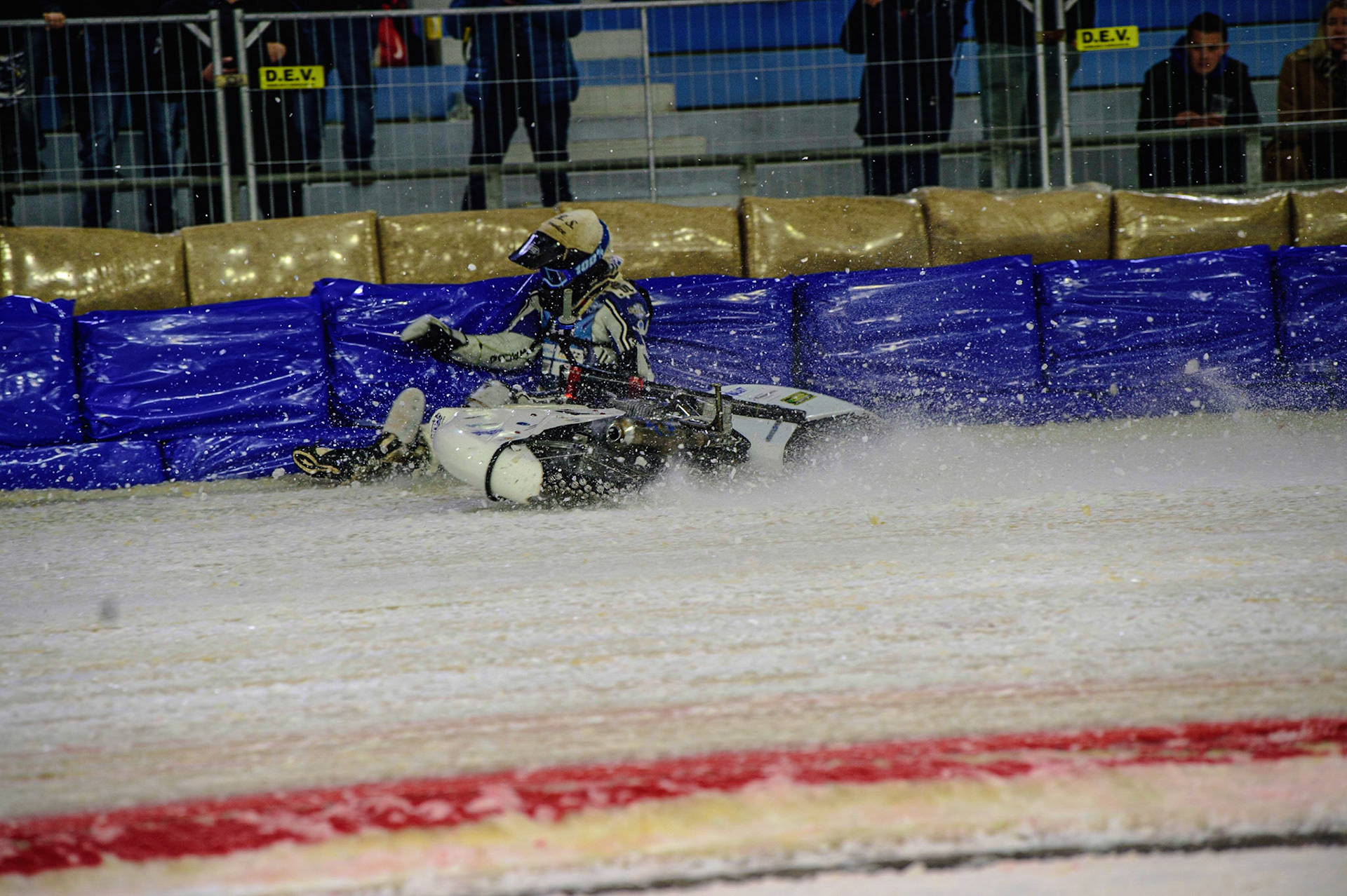 HEERENVEEN, NL.  Max Koivula (24) spins off during the FIM Ice Speedway Gladiators World Championship Final 4 at Ice Rink Thialf, Heerenveen on Sunday  3 April 2022. (Credit: Ian Charles | MI News)