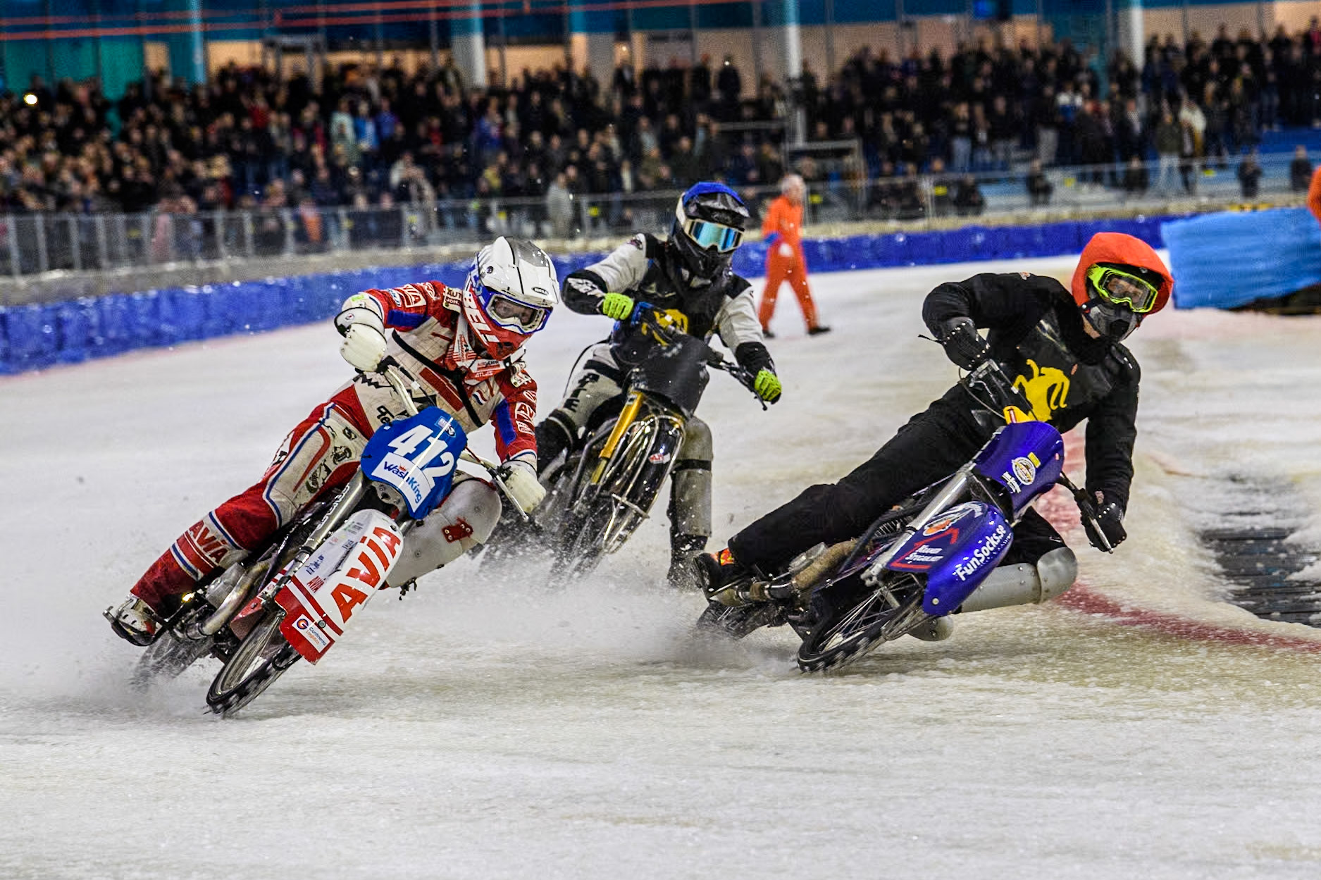 Leon Kramer of The Netherlands in Red rides inside Niek Schaap of The Netherlands in White with Atte Suolammi of Finland in Blue behind during the Roelof Thijs Bokaal at Ice Rink Thialf, Heerenveen, The Netherlands on Friday 5th April 2024. (Photo: Ian Charles | MI News)