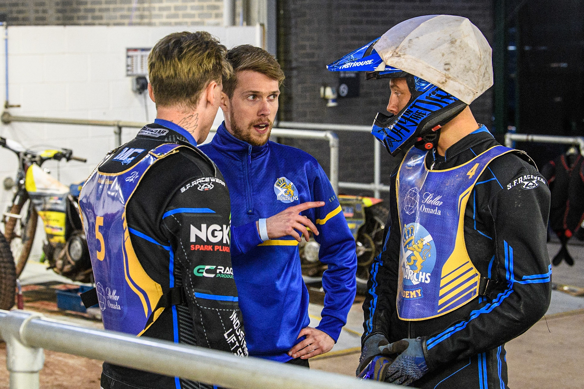 Edinburgh Stellar Monarchs Academy Team Manager Scott Wilson (centre) plans his strategy with ‘Max Clegg (left) and Ashton Boughen (right) during the National Development League match between Belle Vue Colts and Edinburgh Monarchs Academy at the National Speedway Stadium, Manchester on Friday 21st July 2023. (Photo: Ian Charles | MI News)