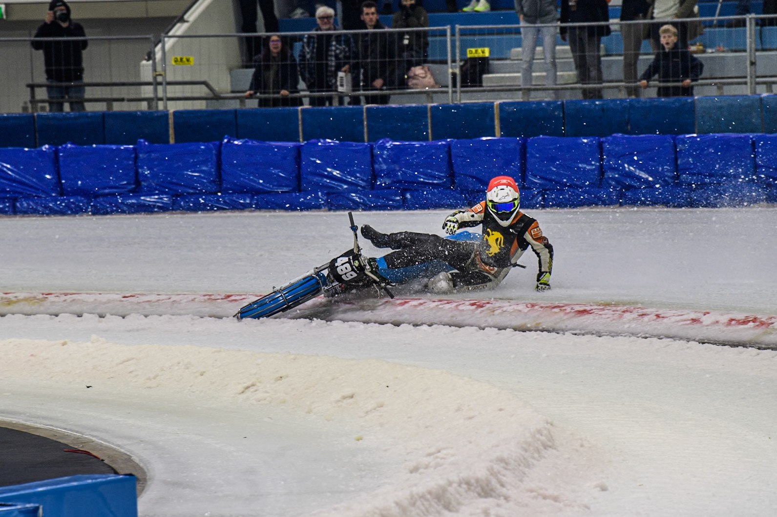 Melwin Björklin of Sweden falls when eating the Grand Final during the Roelof Thijs Bokaal, Ice Rink Thialf, Heerenveen, Netherlands on Friday 4th April 2025. (Photo: Ian Charles | MI News)