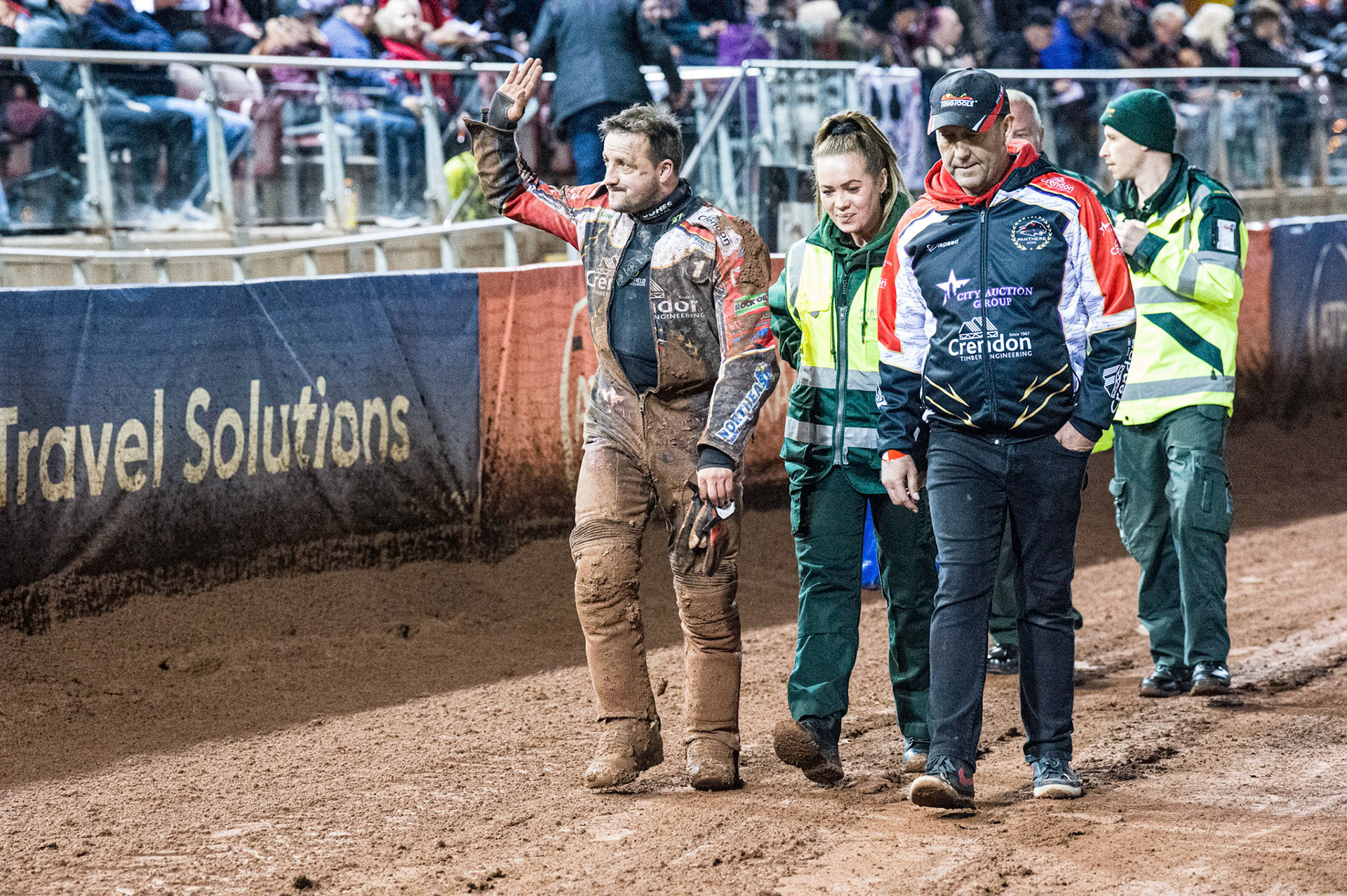 Chris Harris waves to the crowd as hie walks back to the pits after his fall  during the Grant Henderson Pairs at the National Speedway Stadium, Manchester on Thursday 27th October 2022. (Credit: Ian Charles | MI NEWS)