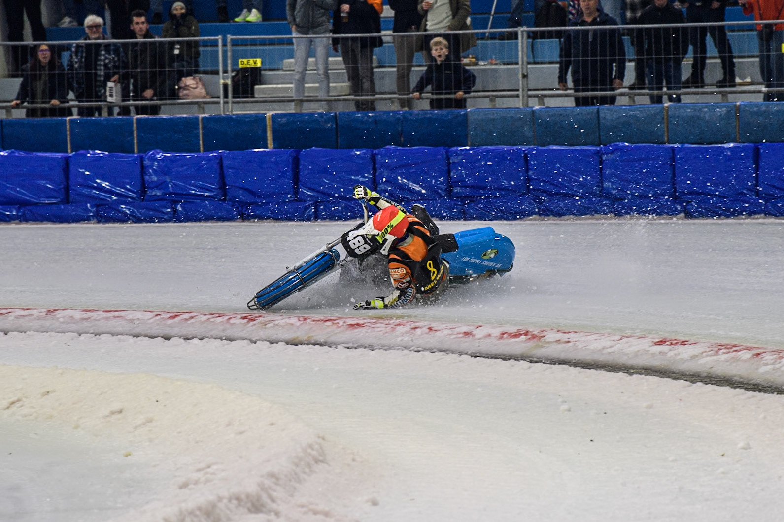 Melwin Björklin of Sweden falls when eating the Grand Final during the Roelof Thijs Bokaal, Ice Rink Thialf, Heerenveen, Netherlands on Friday 4th April 2025. (Photo: Ian Charles | MI News)