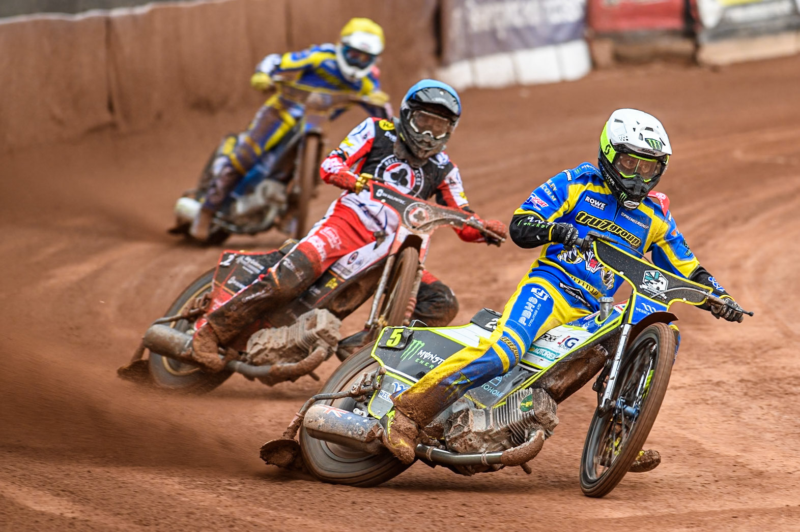 Chris Holder of Sheffield Tigers in White leading Norick Blödorn of Belle Vue Aces in Blue’ and Lewis Kerr of Sheffield Tigers in Yellow during the Rowe Motor Oil Premiership match between Belle Vue Aces and Sheffield Tigers at the National Speedway Stadium, Manchester on Monday 5th May 2025. (Photo: Ian Charles | MI News)