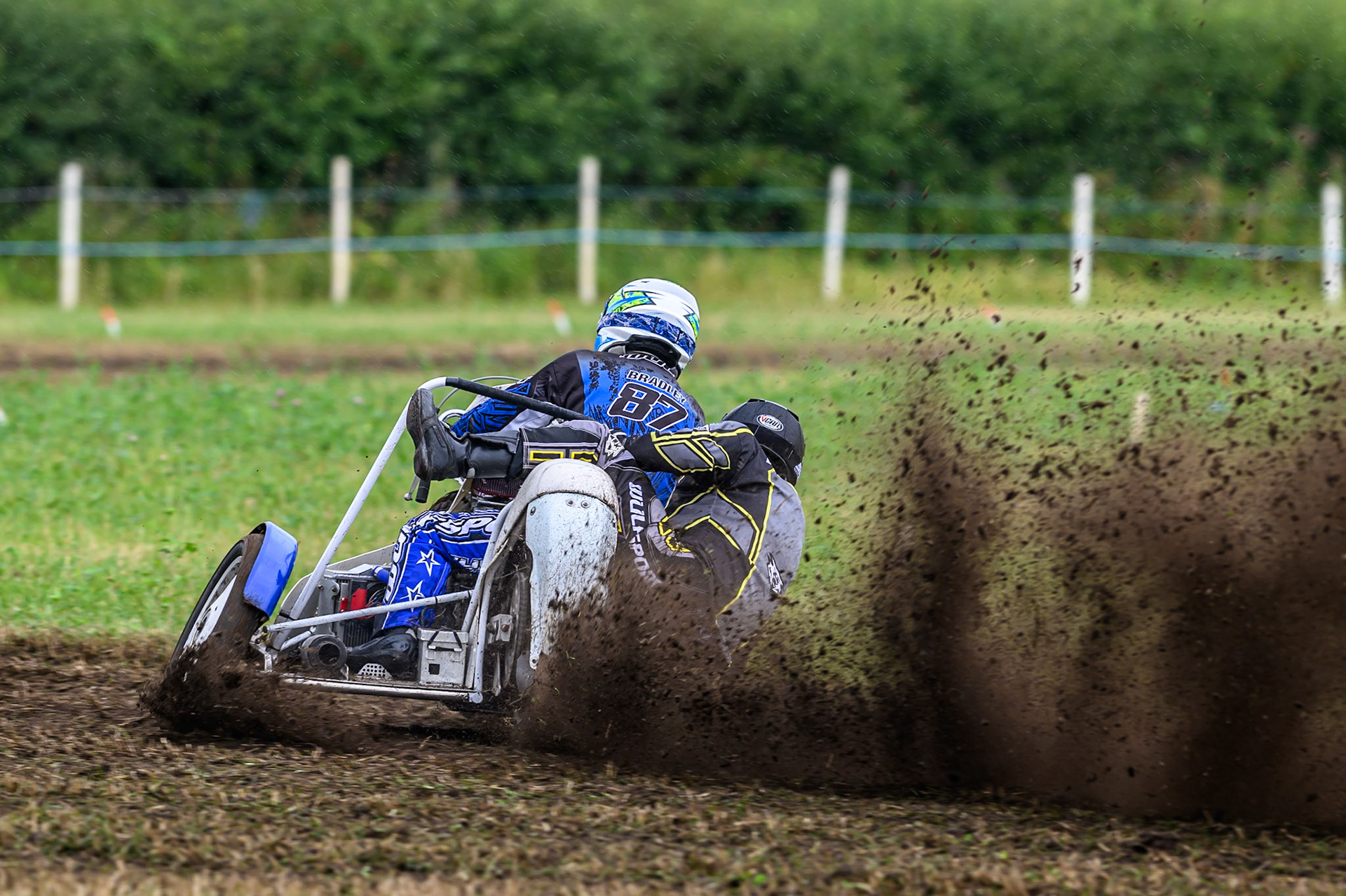 Rob Bradley and Jake Liversidge (87) in action in the 1000cc Sidecar class during the ACU Northern Grass Track Riders Championship at Cheshire Grass Track Club, Frog Lane, Knutsford, Cheshire on Sunday 20th July 2025. (Photo: Ian Charles | MI News)