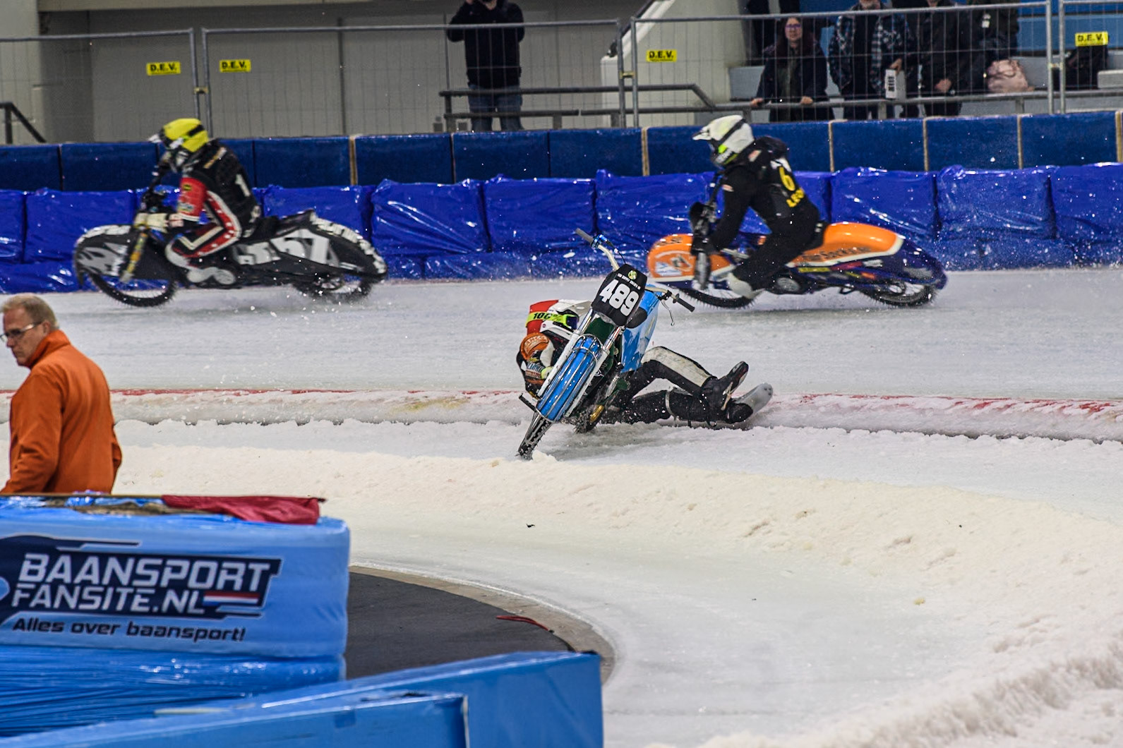Melwin Björklin of Sweden falls when eating the Grand Final during the Roelof Thijs Bokaal, Ice Rink Thialf, Heerenveen, Netherlands on Friday 4th April 2025. (Photo: Ian Charles | MI News)