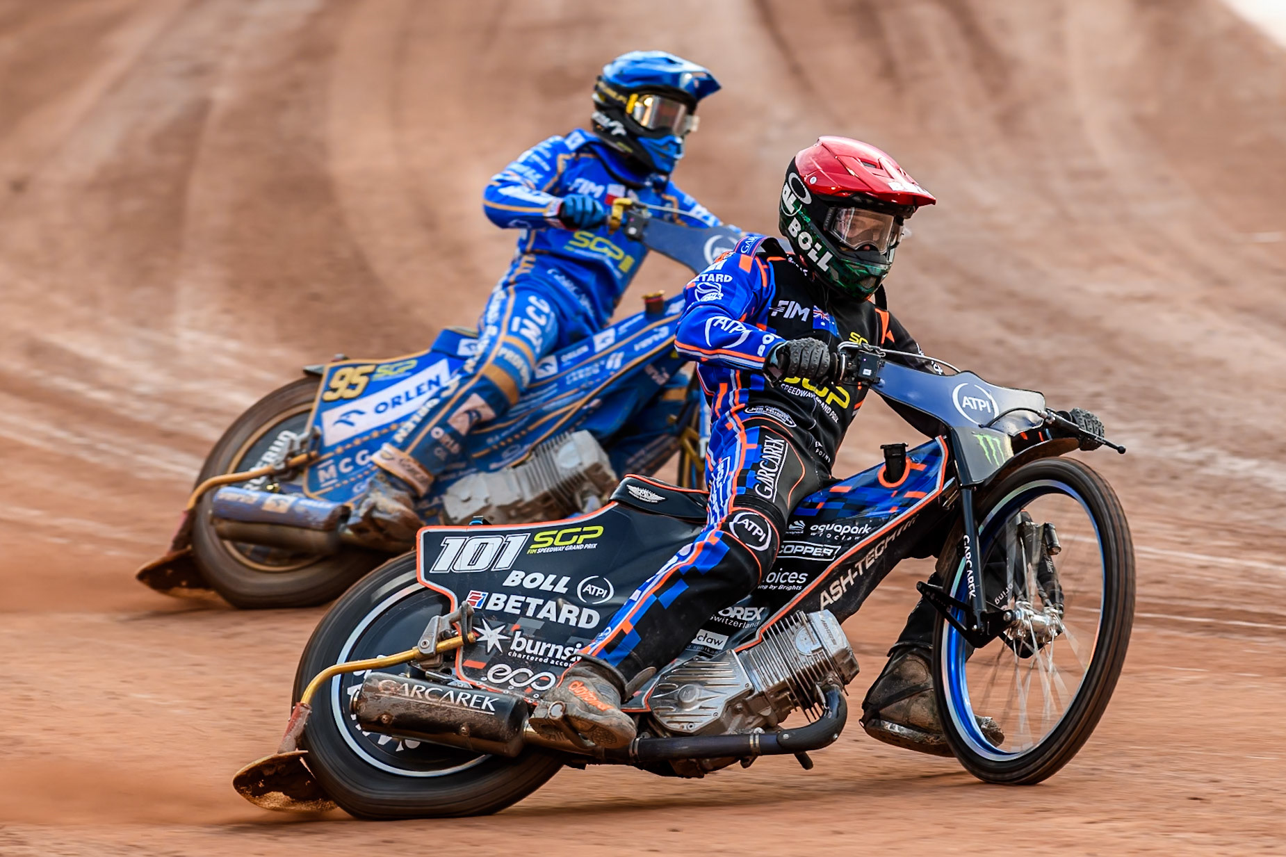 Brady Kurtz (101) of Australia in Red leading Bartosz Zmarzlik (95) of Poland in Blue during the ATPI FIM Speedway Grand Prix Round 4 at the National Speedway Stadium, Manchester, on Friday 13th June 2025. (Photo: Ian Charles | MI News)