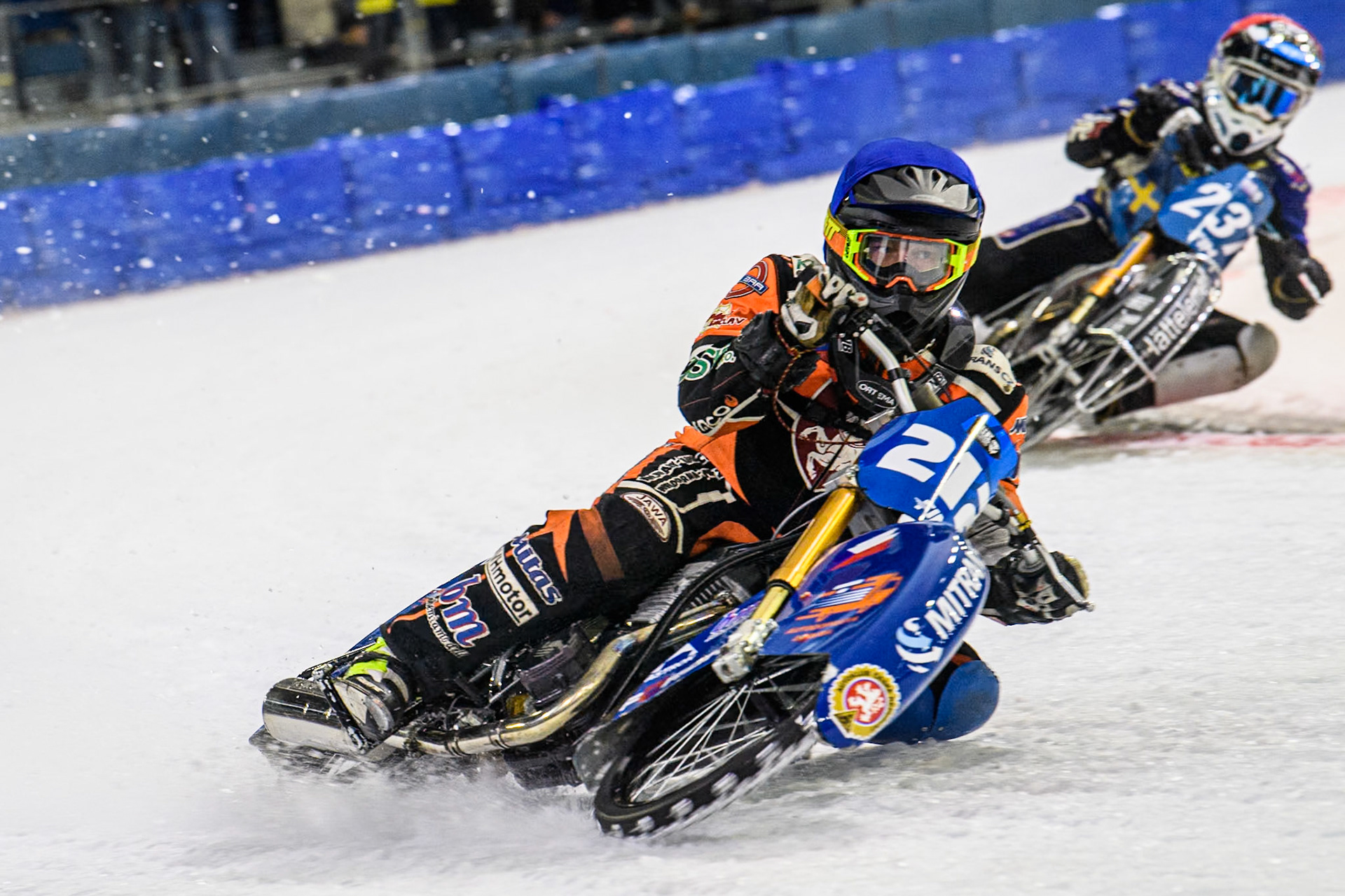 Lukas Hutla (212) of the Czech Republic in Blue leading Jimmy Hörnell (237) of Sweden in Red during the FIM Ice Speedway Gladiators World Championship, Final 3 at the Ice Stadium, Thialf, Heerenveen on Saturday 5th April 2025. (Photo: Ian Charles | MI News)