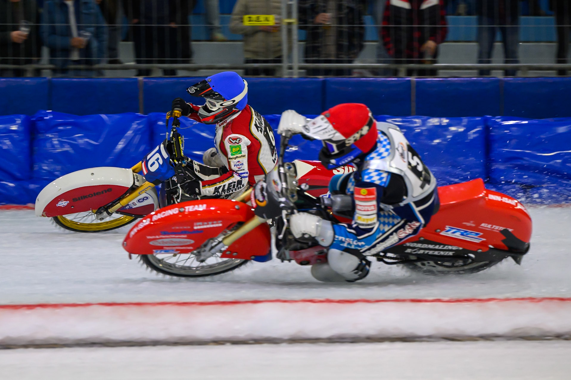 Simon Mayer of Germany in Red rides inside Josef Kreuzberger of Austria  in Blue during the ROELOF THIJS BOKAAL at Ice Rink Thialf, Heerenveen on Friday 10th April 2026.  (Photo: Ian Charles | MI News)