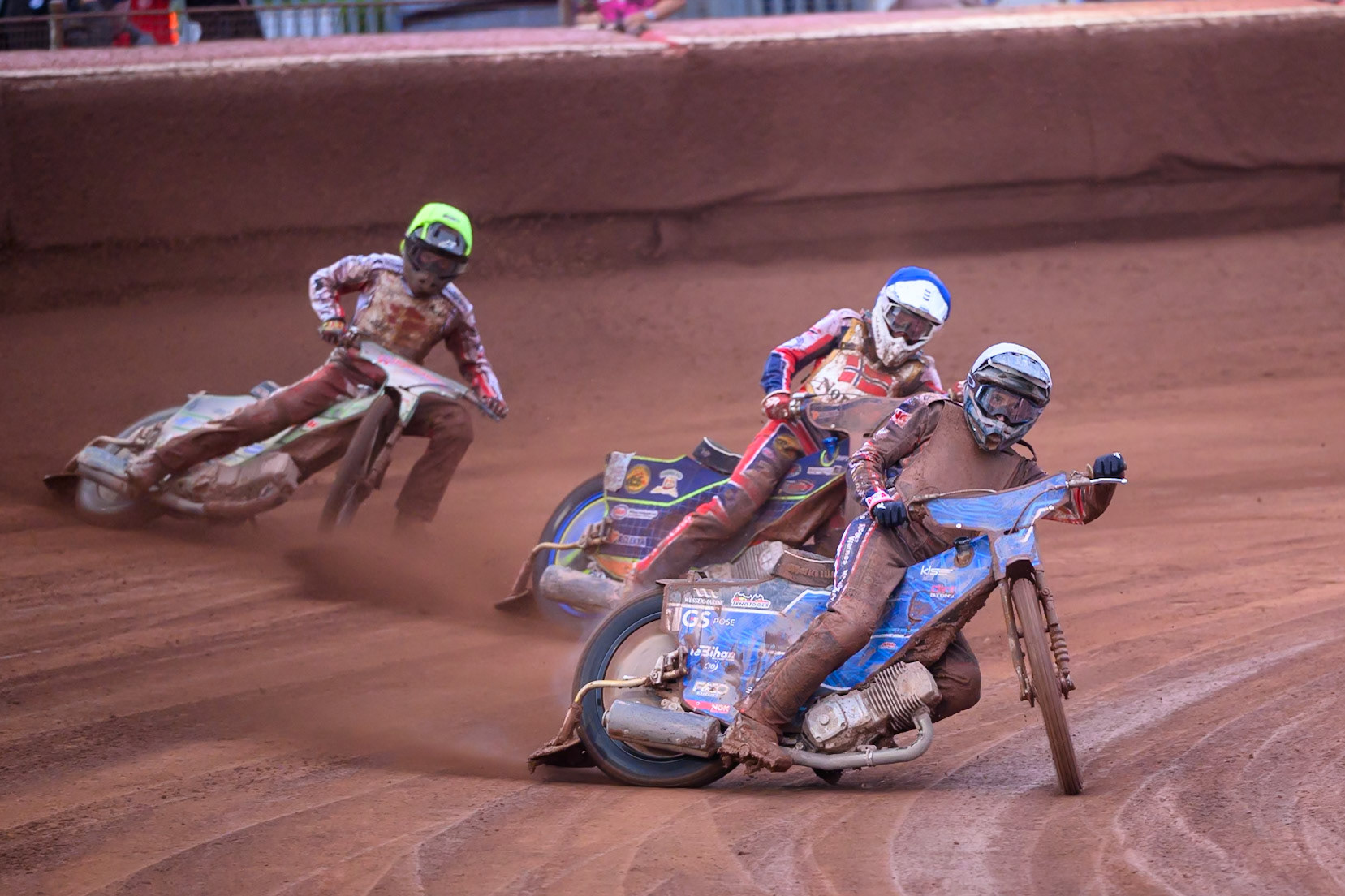 Adam Ellis of Great Britain in White leading Lasse Fredriksen of Norway in Blue and Jonas Knudsen of Denmark in Yellow during the Speedway GP Qualifying Round 3 at Allied Ashfield Stadium, Glasgow on Saturday 30th May 2026. (Photo: Ian Charles | MI News)