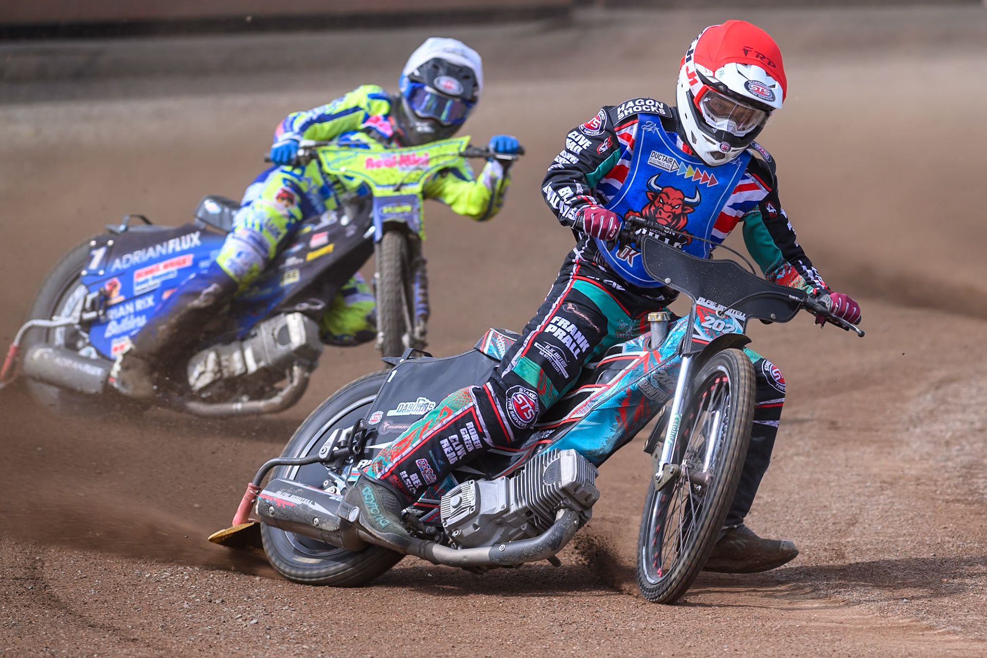 Alfie Bowtell of Buxton Bulls in Red leading Jody Scott of Oxford Chargers in White during the WSRA National Development League match between Buxton Bulls and Oxford Chargers at Hi-Edge Speedway, Buxton on Sunday 2nd August 2026. (Photo: Ian Charles | MI News)