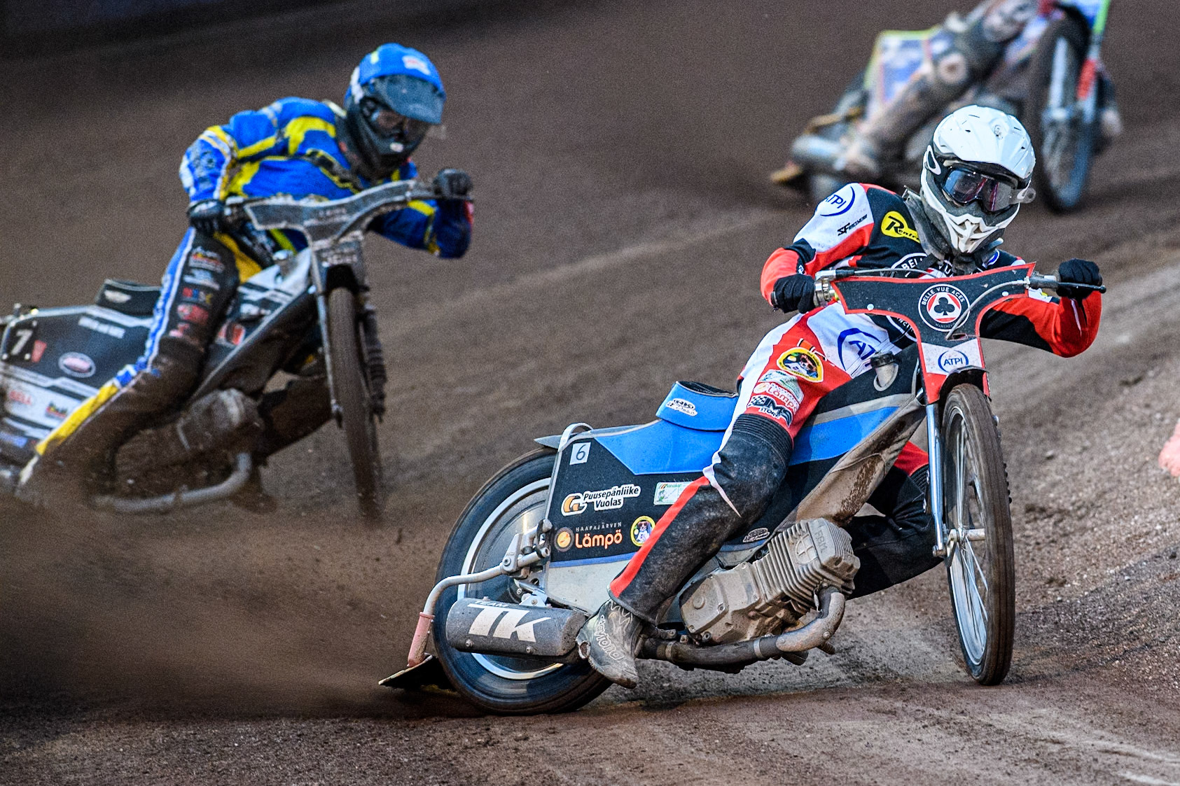 Belle Vue Aces' Antti Vuolas  in White leading Sheffield Tigers' Guest Rider Joe Thompson  in Blue during the Rowe Motor Oil Premiership match between Sheffield Tigers and Belle Vue Aces at Owlerton Stadium, Sheffield on Monday 26th August 2024. (Photo: Ian Charles | MI News)
