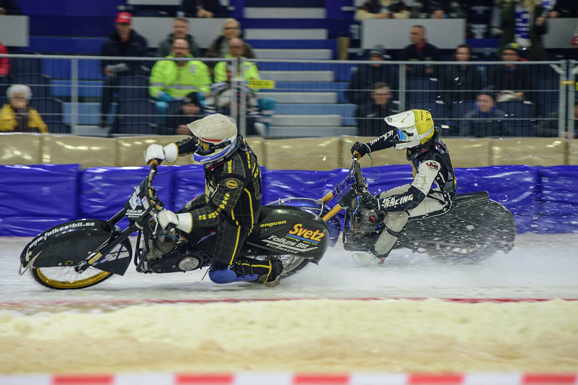 HEERENVEEN, NL. APR 1.  Atte Suolammi (Yellow) leads Hans-Olov Olsen (White) during the ROLOEF THIJS BOKAAL  at Ice Rink Thialf, Heerenveen on Friday 1st April 2022. (Credit: Ian Charles | MI News)