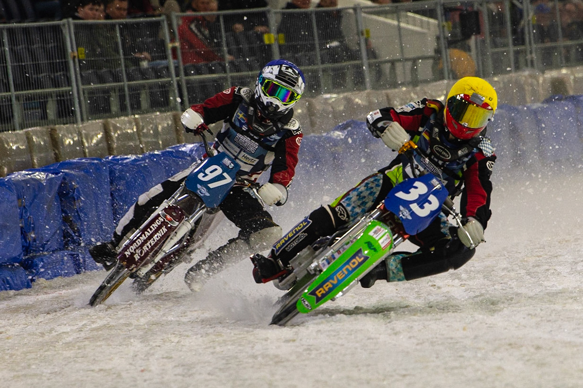 HEERENVEEN, NL. Johann Weber (33)  (Yellow) passes Ove Ledström (97)  (Blue) during the FIM Ice Speedway Gladiators World Championship Final 3 at Ice Rink Thialf, Heerenveen on Saturday  2 April 2022. (Credit: Ian Charles | MI News)