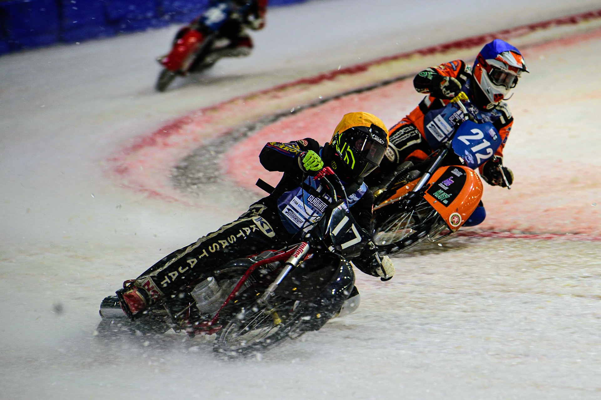 HEERENVEEN, NL.  Lukas Hutla (212) (Blue) passes Henri Ahlbom (17) (Yellow) on the inside during the FIM Ice Speedway Gladiators World Championship Final 4 at Ice Rink Thialf, Heerenveen on Sunday  3 April 2022. (Credit: Ian Charles | MI News)