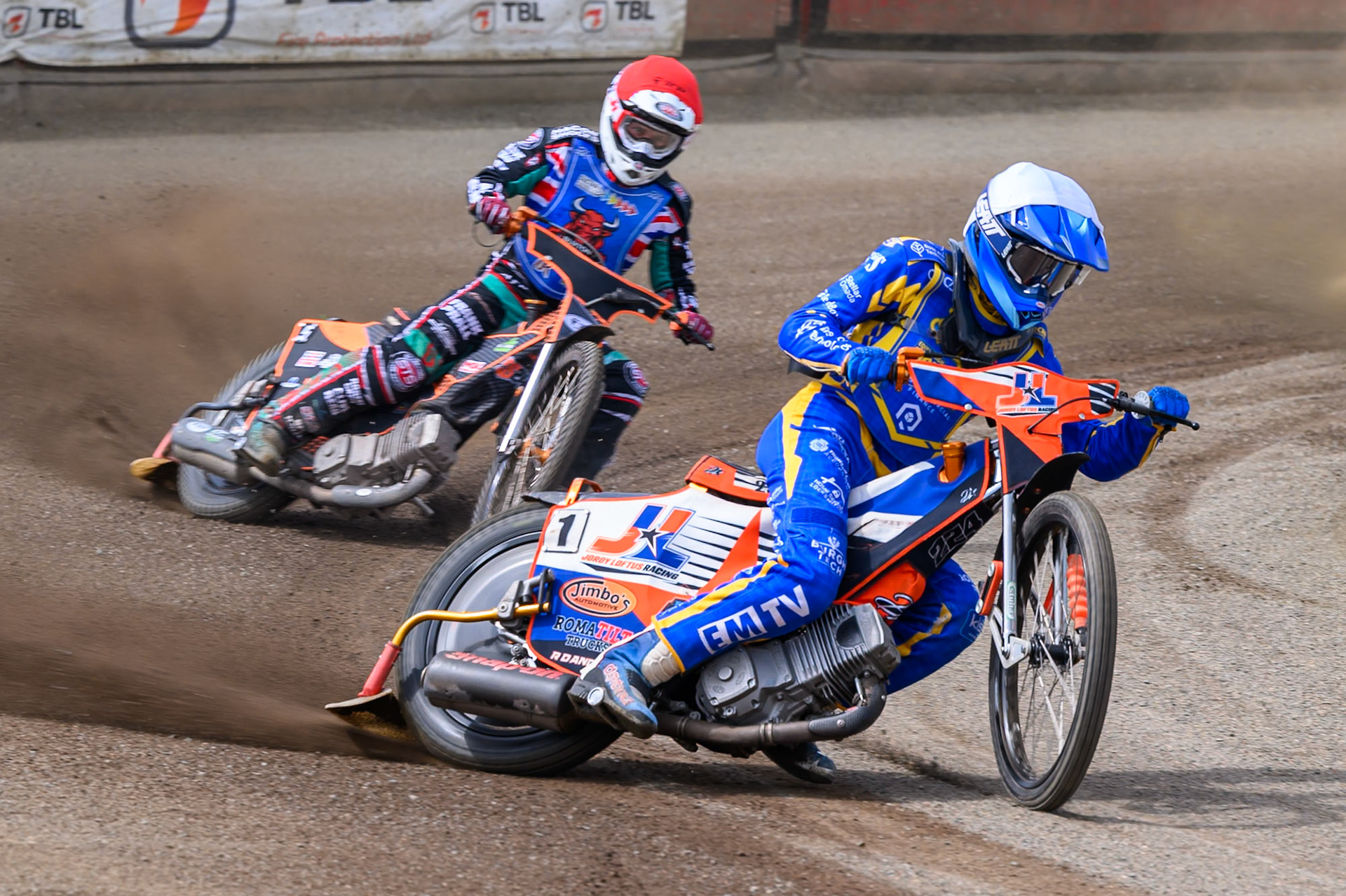 Jordy Loftus of Edinburgh Monarchs Academy in White leadingAlfie Bowtell of Buxton Bulls in Red during the WSRA National Development League match between Buxton Bulls and Edinburgh Monarchs Academy at Hi-Edge Speedway, Buxton on Sunday 14th June 2026. (Photo: Ian Charles | MI News)