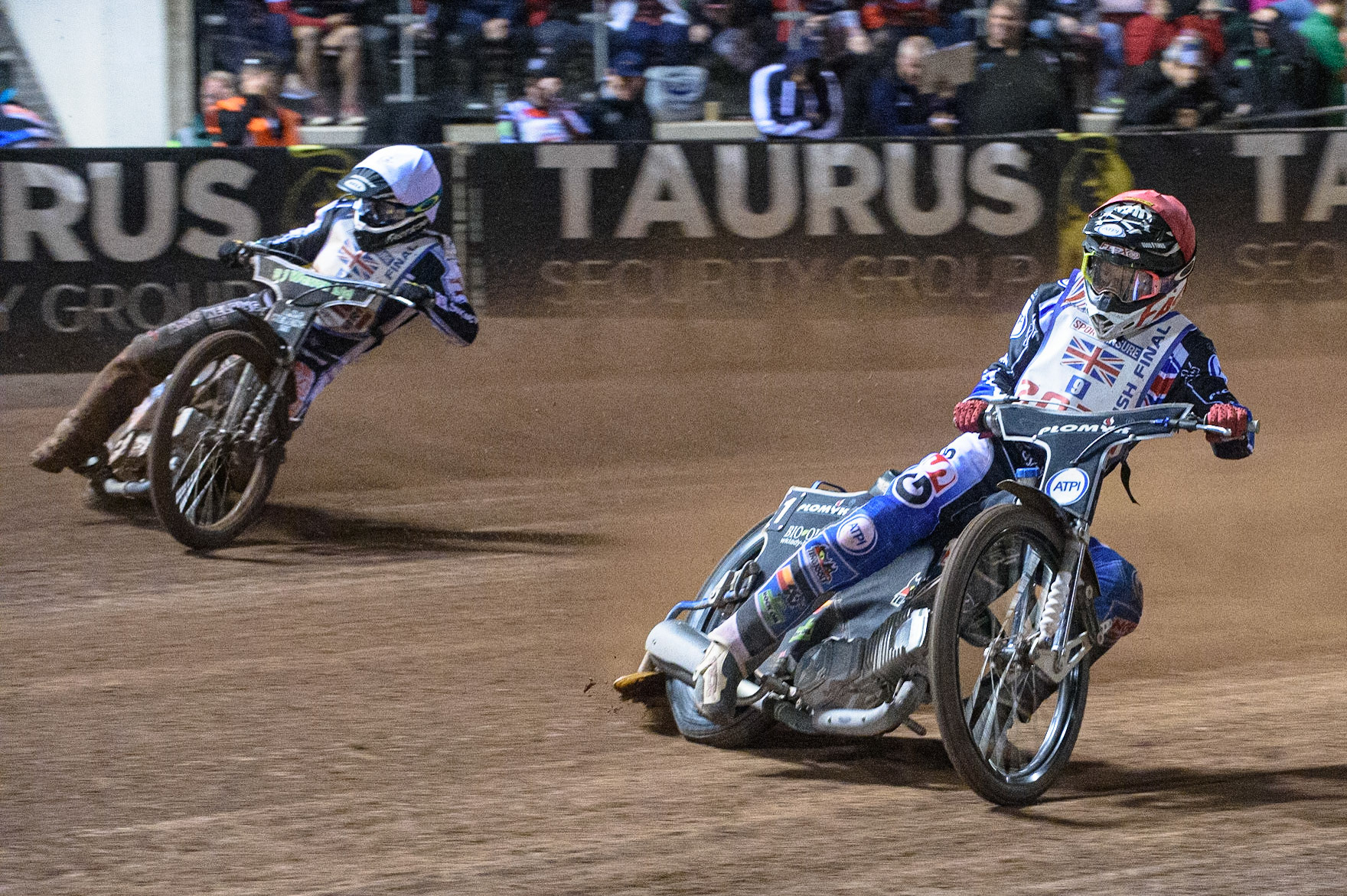 MANCHESTER, UK. AUGUST 16TH   Dan Bewley  (Blue) inside Danny King  (White) during the Sports Insure British Speedway Finals at the National Speedway Stadium, Manchester on Monday 16th August 2021. (Credit: Ian Charles | MI News)