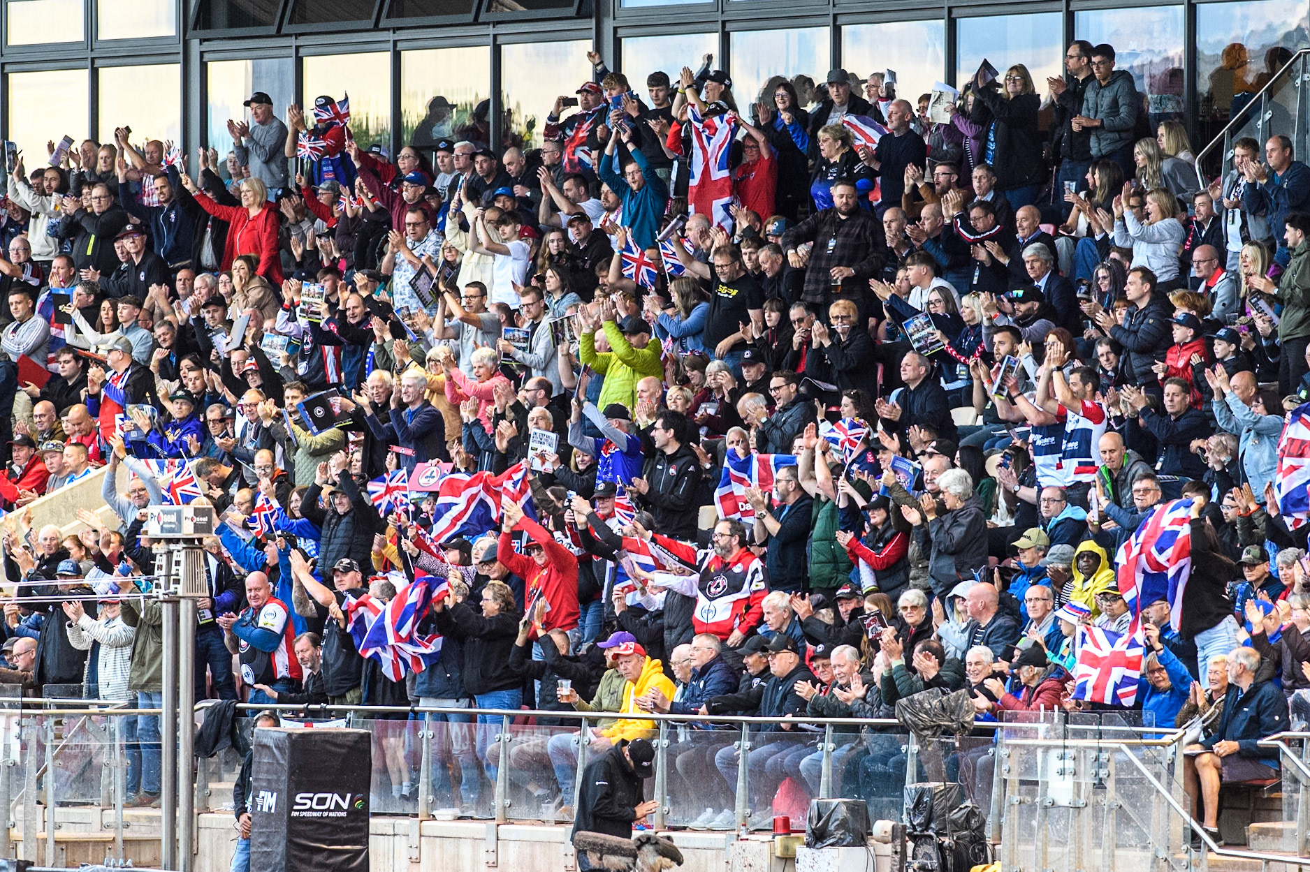 British fans cheer the GB team after their maximum heat win during the Monster Energy FIM Speedway of Nation Final at the National Speedway Stadium, Manchester on Saturday 13th July 2024. (Photo: Ian Charles | MI News)