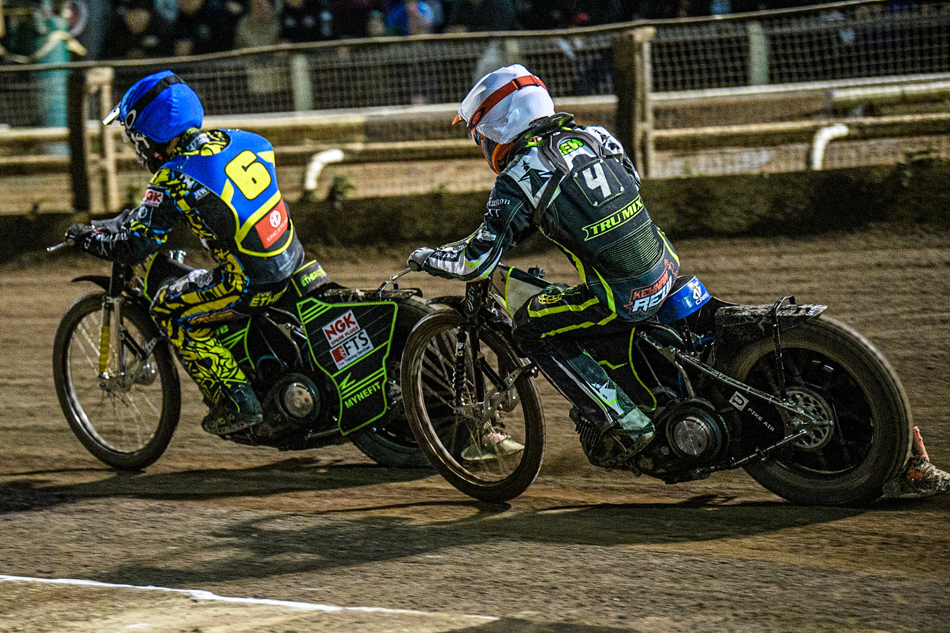 Jye Etheridge (Blue) leads  Keynan Rew (White) during the Sports Insure Premiership Grand Final Second Leg match between Sheffield Tigers and Ipswich Witches at Owlerton Stadium, Sheffield on Thursday 5th October 2023. (Photo: Ian Charles | MI News)