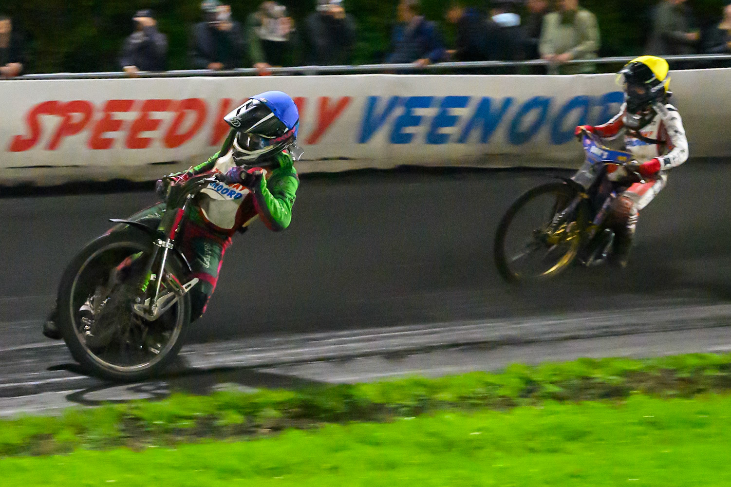 Zoltan Lovas of Hungary in Blue leading Jacob D. Jensen of Denmark in Yellow during the Gouden KENNY Helm at Speedway Veenoord, Veenoord in the Netherlands on Saturday 19th September 2026. (Photo: Ian Charles | MI News)