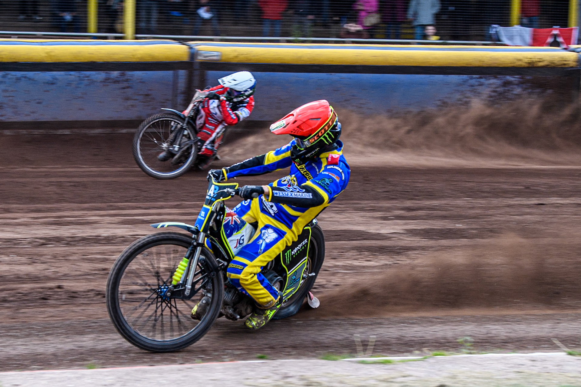 Chris Holder of Sheffield Tigers in Red rides inside Brady Kurtz of Belle Vue Aces in White during the Rowe Motor Oil Premiership match between Sheffield Tigers and Belle Vue Aces at Owlerton Stadium, Sheffield on Monday 5th May 2025. (Photo: Ian Charles | MI News)