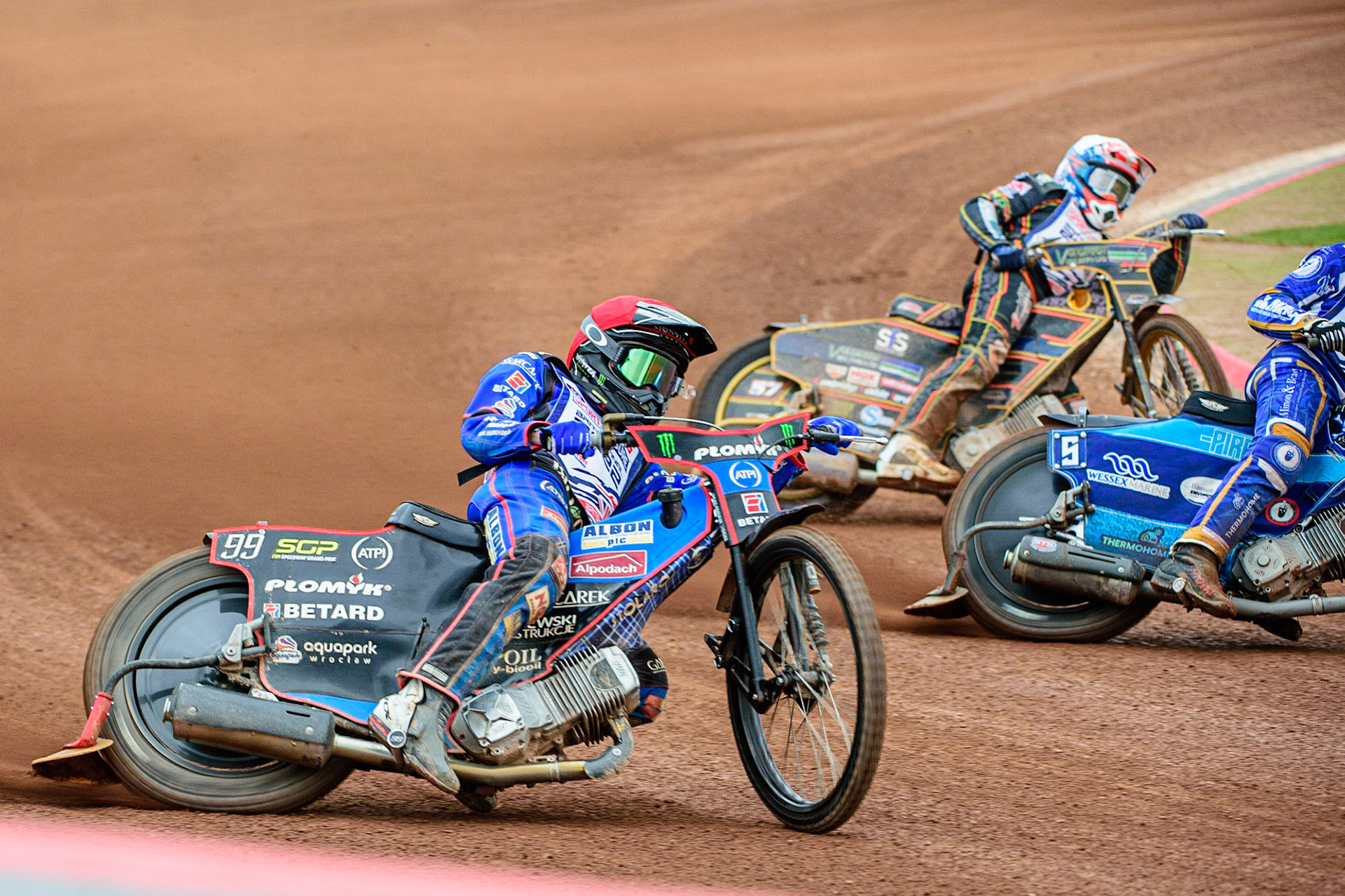 Dan Bewley  (Red) goes for the outside run passing Connor Mountain (White) during the Sports Insure British Speedway Final, at the National Speedway Stadium, Manchester, on Sunday 18th September 2022. (Credit: Ian Charles | MI News )