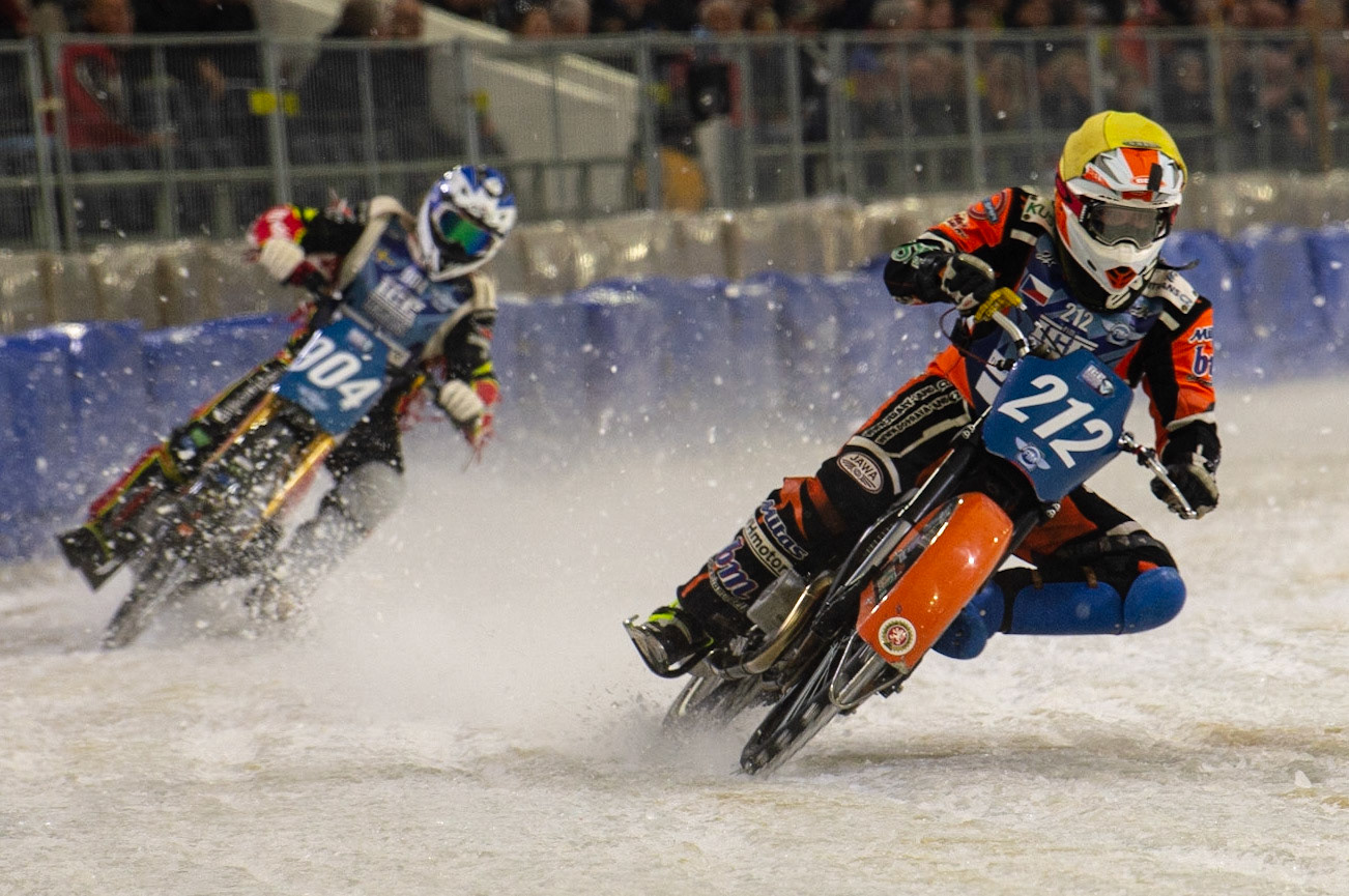 HEERENVEEN, NL. Lukas Hutla (212) (Yellow) leads Joakim Söderström (904) (Blue) during the FIM Ice Speedway Gladiators World Championship Final 3 at Ice Rink Thialf, Heerenveen on Saturday  2 April 2022. (Credit: Ian Charles | MI News)