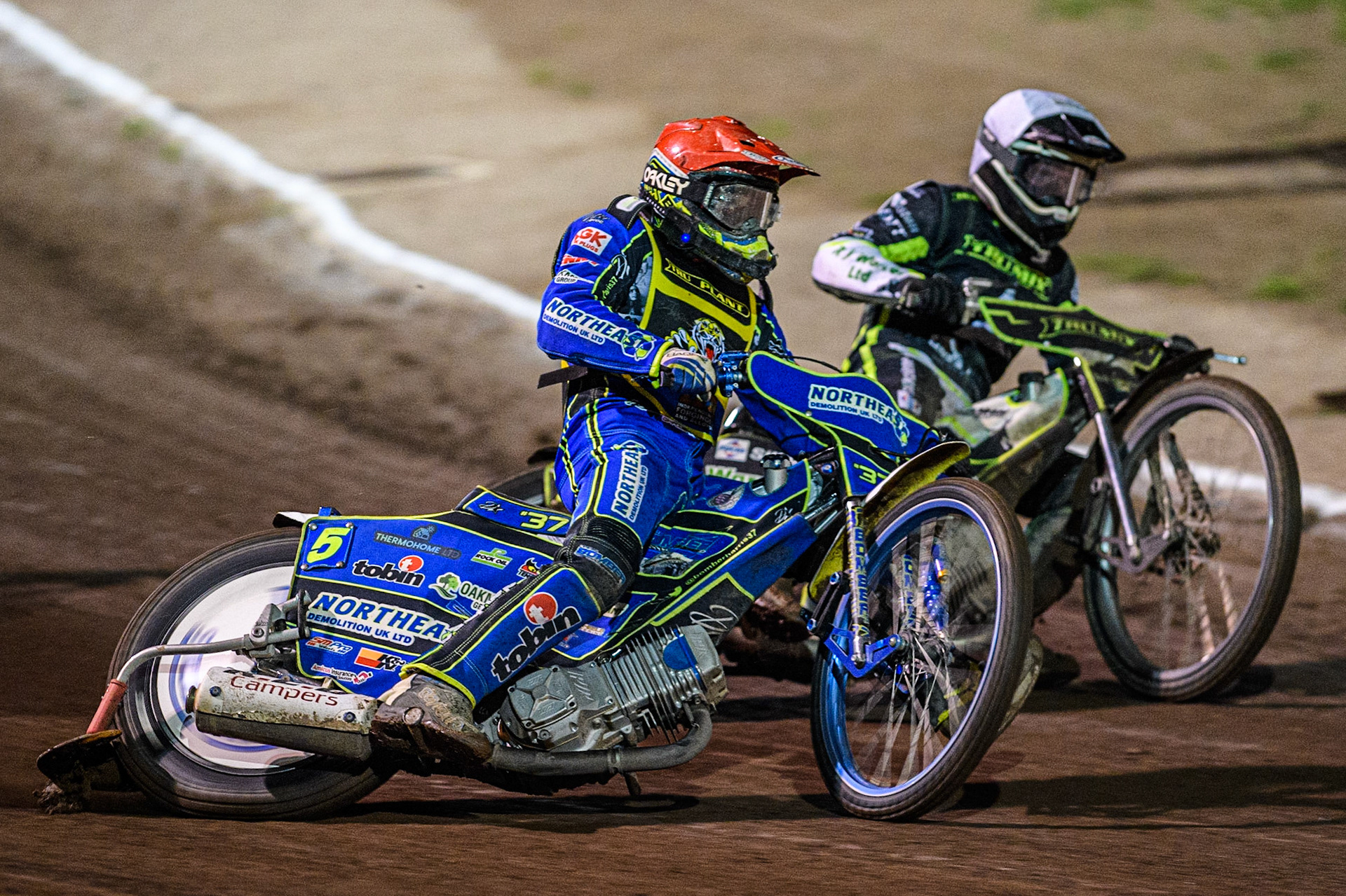 Chris Harris (Red) outside Danny King (White) during the Sports Insure Premiership Grand Final Second Leg match between Sheffield Tigers and Ipswich Witches at Owlerton Stadium, Sheffield on Thursday 5th October 2023. (Photo: Ian Charles | MI News)