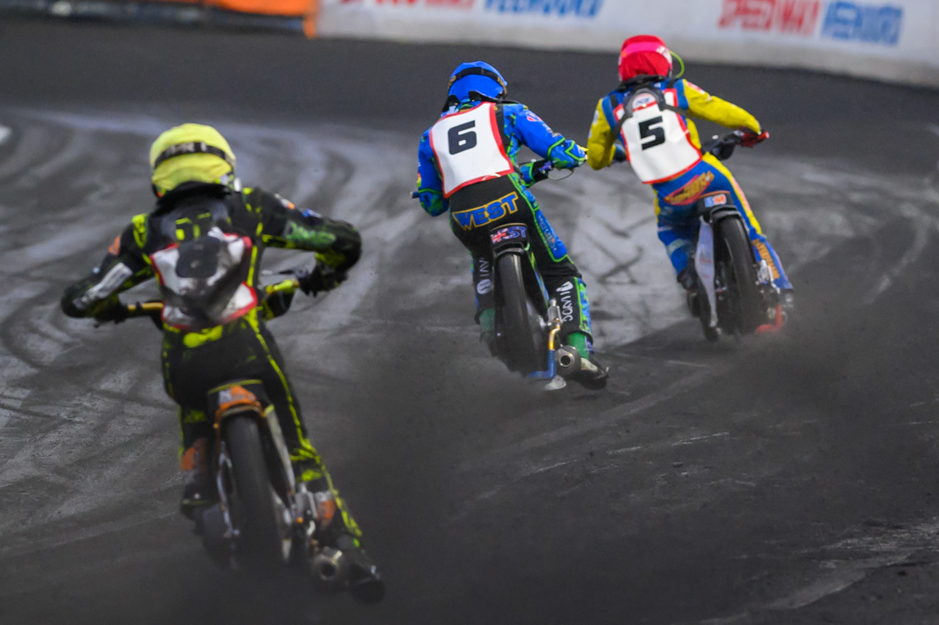Dominic Hamming of The Netherlands in Yellow chases Michael West of Australia in Blue and Leon Sziegiel of Poland in Red during the Gouden KENNY Helm at Speedway Veenoord, Veenoord in the Netherlands on Saturday 19th September 2026. (Photo: Ian Charles | MI News)