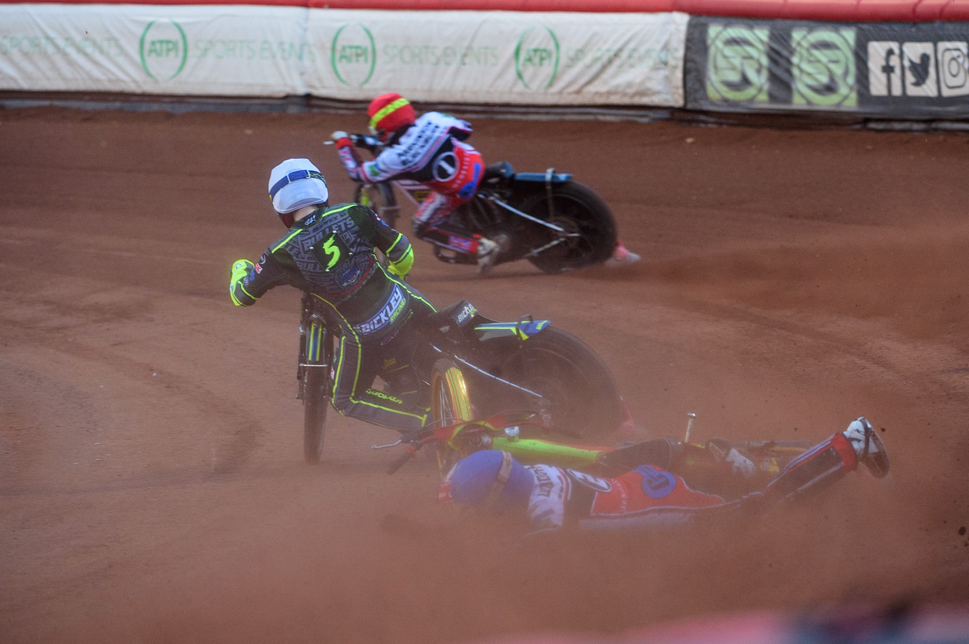 MANCHESTER, UK. MAY 28TH  Ben Woodhull  falls behind Kyle Bickley (White) and Jack Parkinson-Blackburn  (Red) during the SGB National Development League match between Belle Vue Colts and Berwick Bullets at the National Speedway Stadium, Manchester on Friday 28th May 2021. (Credit: Ian Charles | MI News)