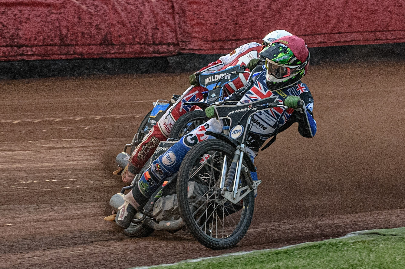GLASGOW, UK. JUNE 19TH.  Dan Bewley (Great Britain) (Red) leads Rasmus Jensen (Denmark) in the run off for the final qualifying place during the FIM Speedway Grand Prix Qualifying Round at the Peugeot Ashfield Stadium, Glasgow on Saturday 19th June 2021. (Credit: Ian Charles | MI News)