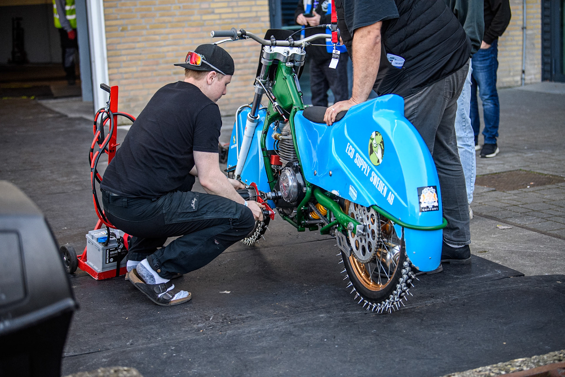 A mechanic starts a bike in the warm up area during the Roelof Thijs Bokaal, Ice Rink Thialf, Heerenveen, Netherlands on Friday 4th April 2025. (Photo: Ian Charles | MI News)