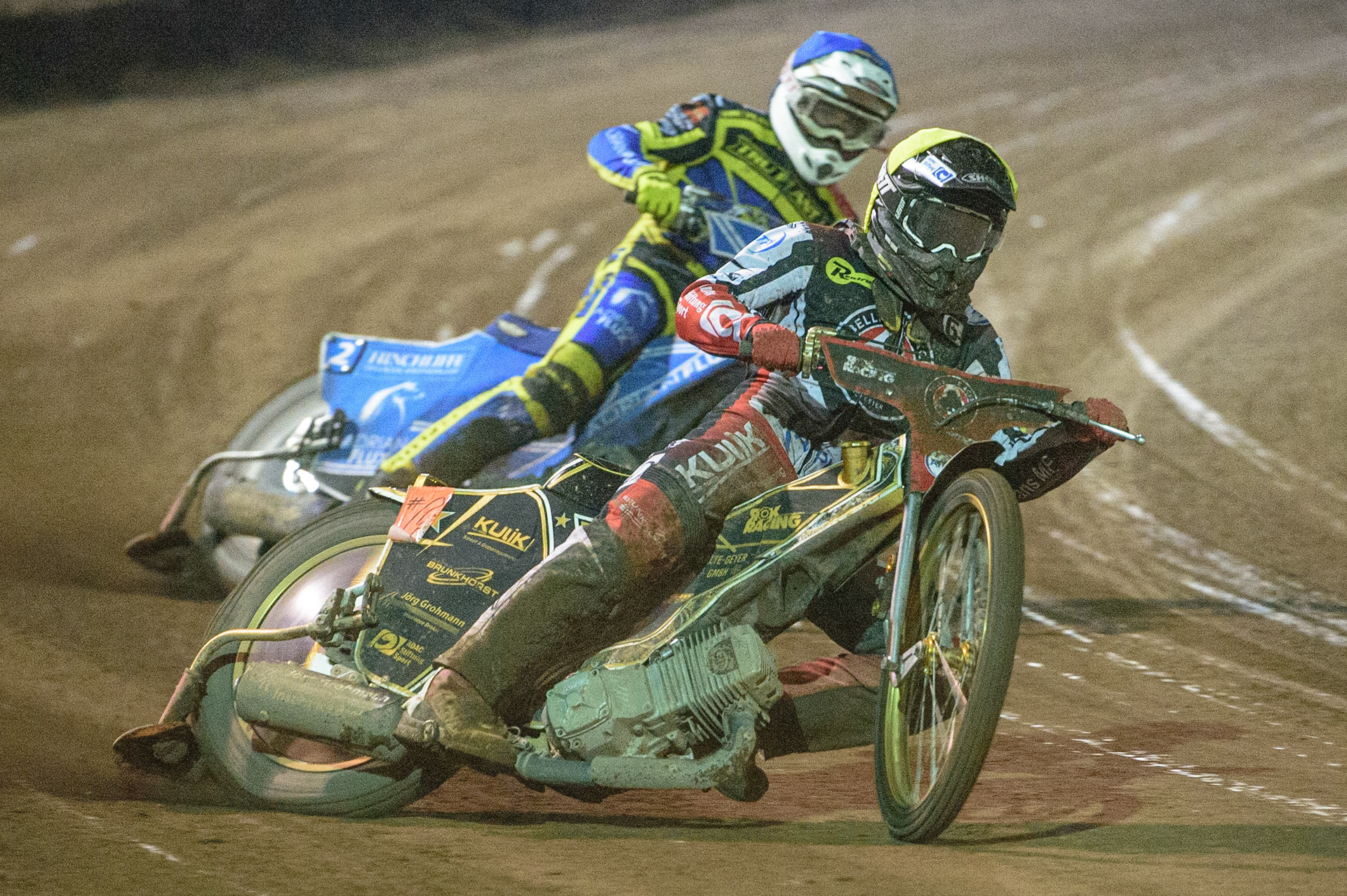 Norick Blödorn (Yellow) leads Lewis Kerr  (Blue) during the SGB Premiership Grand Final 2nd Leg between Sheffield Tigers and Belle Vue Aces at Owlerton Stadium, Sheffield on Thursday 13th October 2022. (Credit: Ian Charles | MI News)