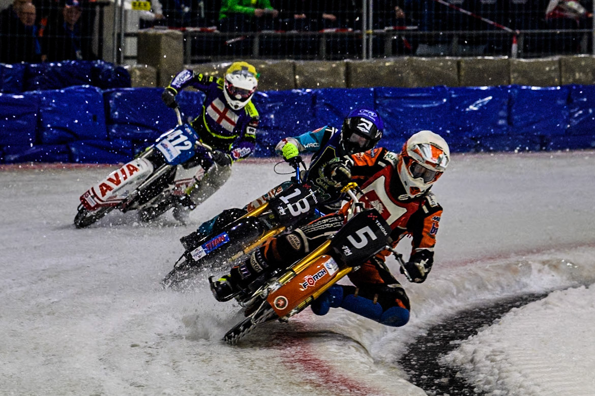 Lukáš Hutla of The Czech Republic in White leading Filip Jäger of Sweden in Blue and Paul Cooper of Great Britain in Yellow during the Roelof Thijs Bokaal at Ice Rink Thialf, Heerenveen, The Netherlands on Friday 5th April 2024. (Photo: Ian Charles | MI News)