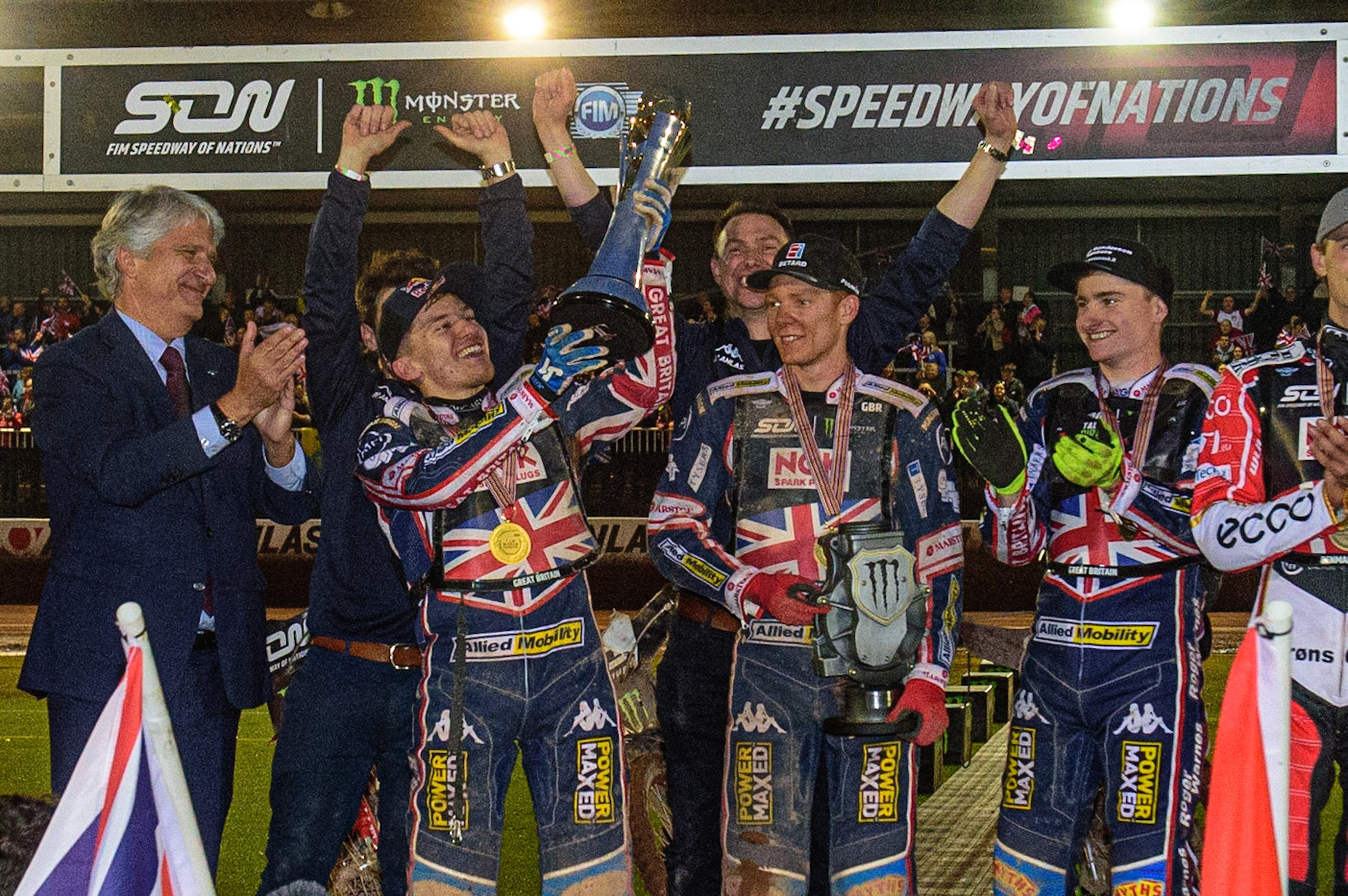 MANCHESTER, UK. OCT 17TH A proud Robert lambert raises the Ove Fundin Trophy as Great Britain are World Champions during the Monster Energy FIM Speedway of Nations at the National Speedway Stadium, Manchester on Sunday  17th October 2021. (Credit: Ian Charles | MI News)