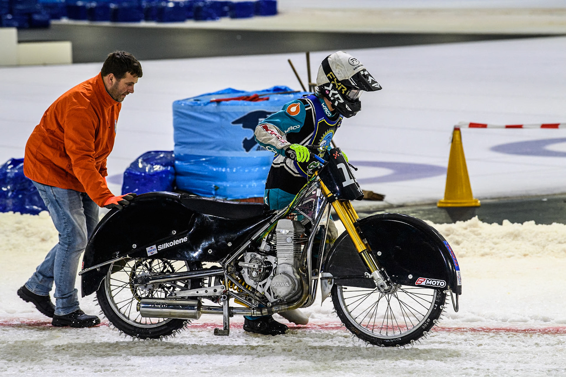 Filip Jäger of Sweden gets help pushing his bike back to the pits after his breakdown during the Roelof Thijs Bokaal at Ice Rink Thialf, Heerenveen, The Netherlands on Friday 5th April 2024. (Photo: Ian Charles | MI News)
