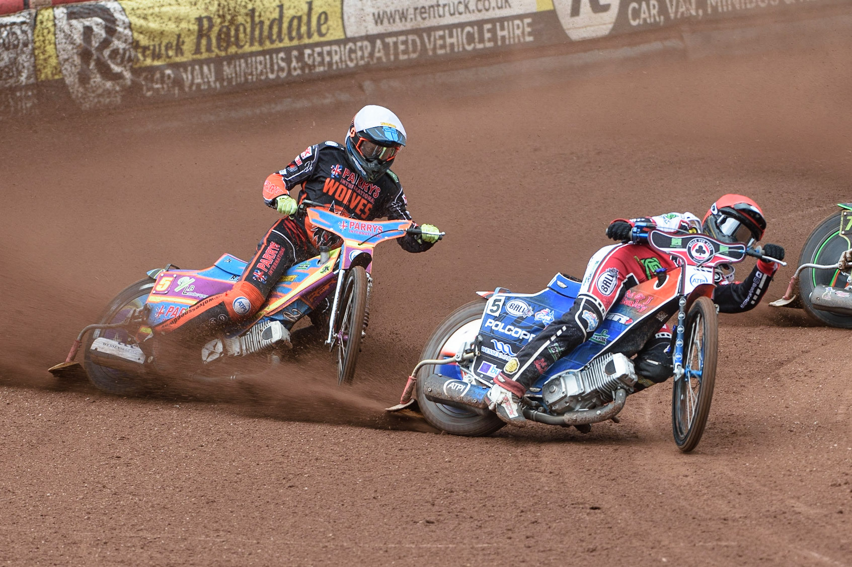 MANCHESTER, UK. AUGUST 30TH Brady Kurtz  (Red) passes Rory Schlein  (White) during the SGB Premiership match between Belle Vue Aces and Wolverhampton Wolves at the National Speedway Stadium, Manchester on Monday 30th August 2021. (Credit: Ian Charles | MI News)