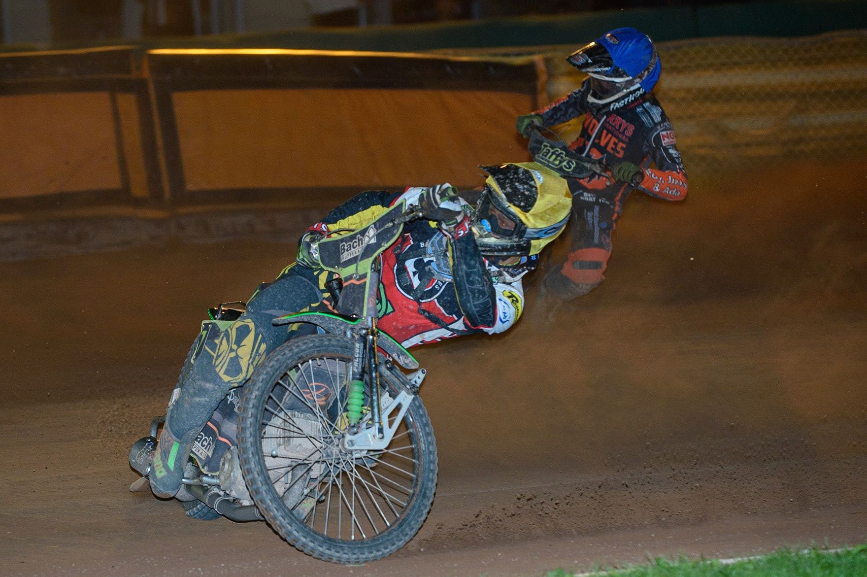 WOLVERHAMPTON, UK. AUGUST 30TH. Nikolaj B. Jakobsen  (Yellow)  leadsLeon Flint (Blue) during the SGB Premiership match between Wolverhampton Wolves and Belle Vue Aces at Monmore Green Stadium, Wolverhampton on Monday 30th August 2021. (Credit: Ian Charles | MI News)