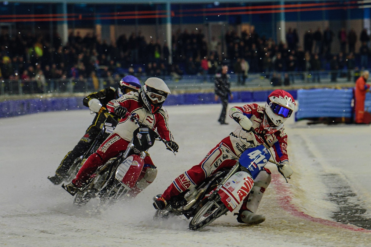 HEERENVEEN, NL. APR 1. Niek Schaap (Red) leads Kevin Arzl (White) and Hans-Olov Olsen (Blue)  during the ROLOEF THIJS BOKAAL  at Ice Rink Thialf, Heerenveen on Friday 1st April 2022. (Credit: Ian Charles | MI News)