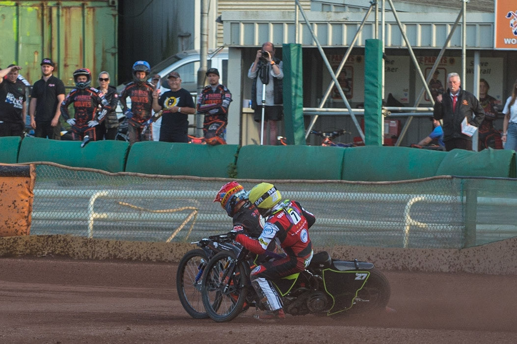 WOLVERHAMPTON, UK. JUN 20TH Tom Brennan  (Yellow) and Steve Worrall  (Red) battle for the lead during the SGB Premiership match between Wolverhampton Wolves and Belle Vue Aces at Monmore Green Stadium, Wolverhampton on Monday 20th June 2022. (Credit: Ian Charles | MI News)