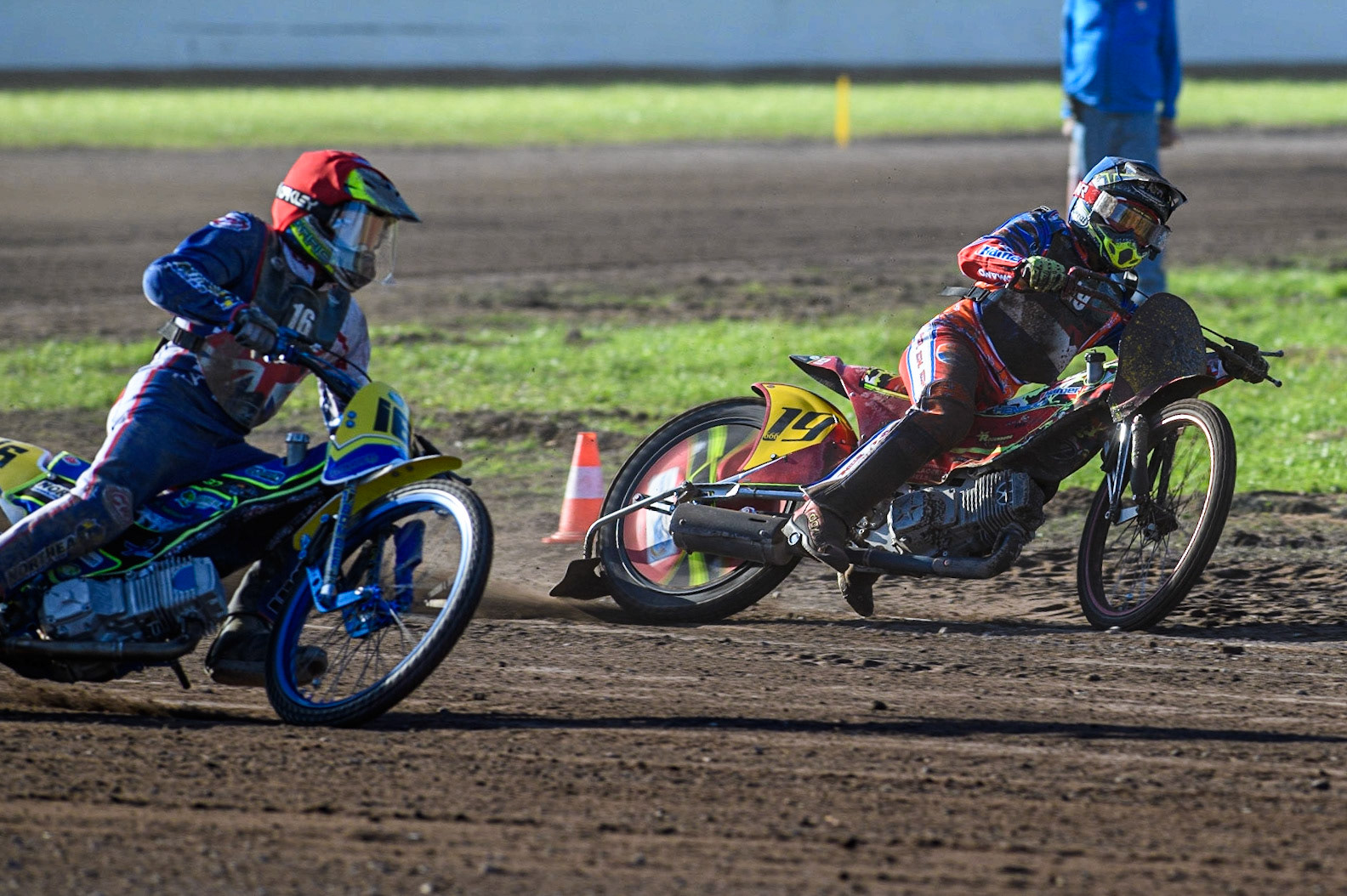 Chris Harris (Red) outside Romano Hummel (Blue) during the FIM Long Track Of Nations event at the Speed Centre Roden on Sunday 24th September 2023. (Photo: Ian Charles | MI News)