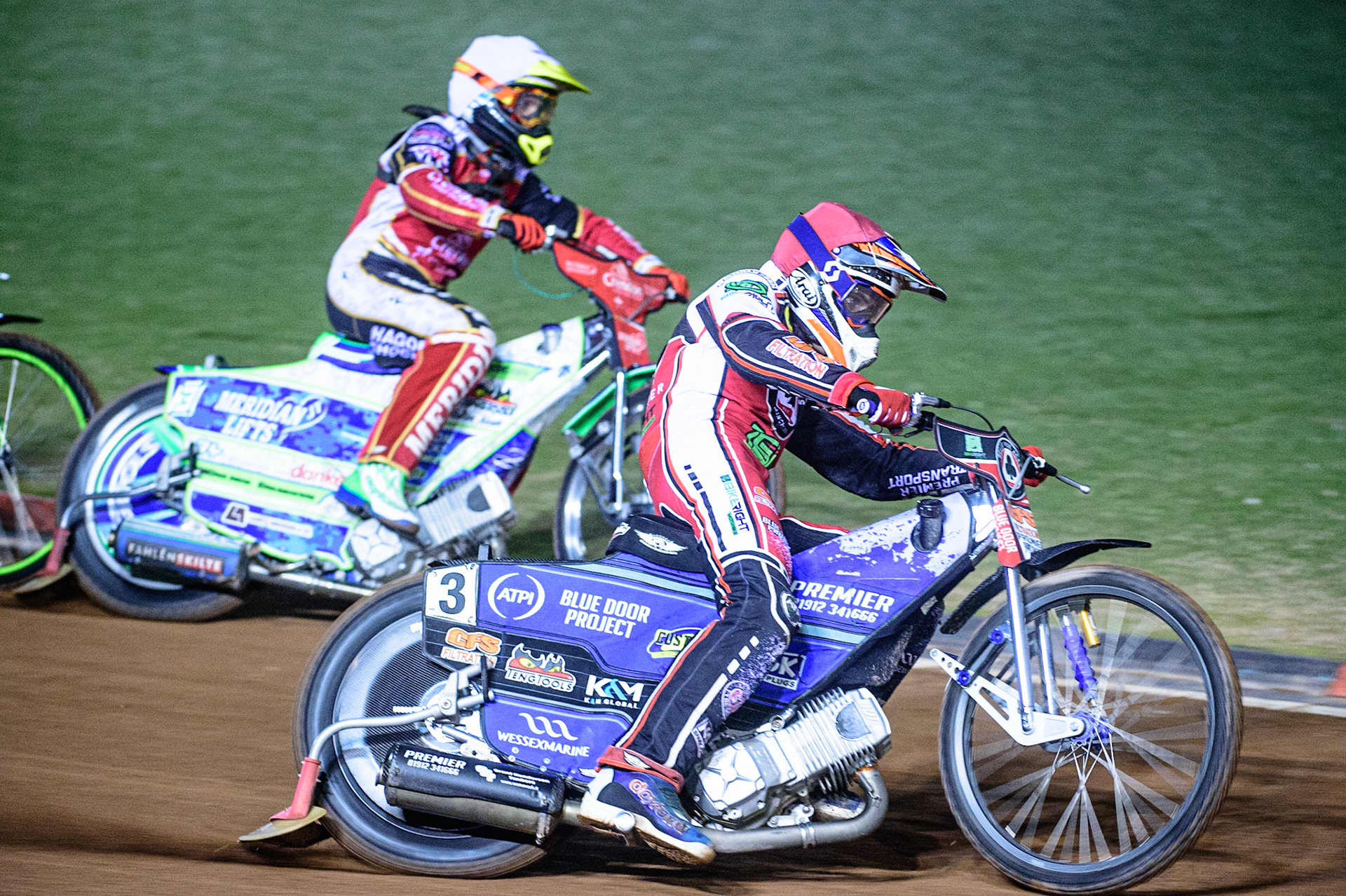 MANCHESTER, UK. OCT 11TH  Steve Worrall  (Red) outside Hans Andersen (White) during the SGB Premiership Grand Final 1st Leg between Belle Vue Aces and Peterborough Panthers at the National Speedway Stadium, Manchester on Monday 11th October 2021. (Credit: Ian Charles | MI News)