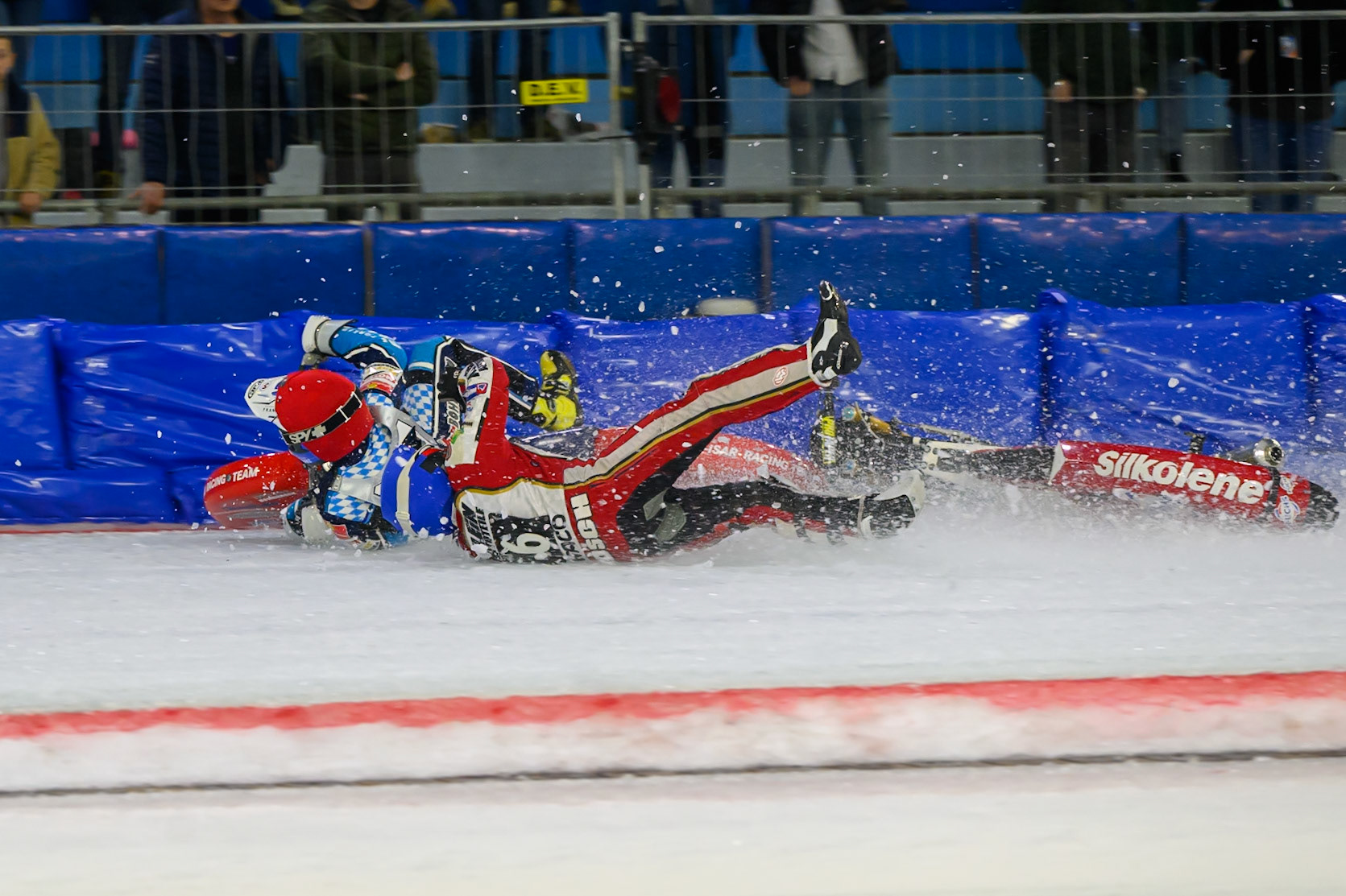 Simon Mayer of Germany in Red and Josef Kreuzberger of Austria in Blue collide and crash  during the ROELOF THIJS BOKAAL at Ice Rink Thialf, Heerenveen on Friday 10th April 2026.  (Photo: Ian Charles | MI News)