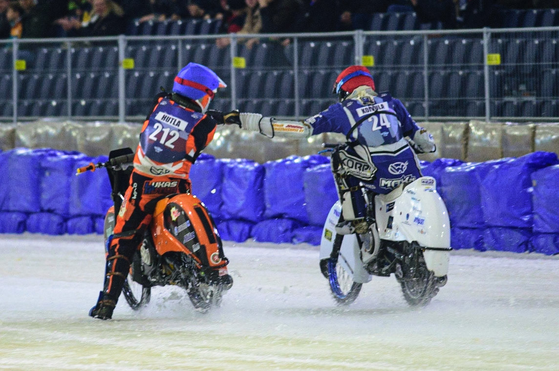 HEERENVEEN, NL. Lukas Hutla (212) congratulates Max Koivula (24) on his win  during the FIM Ice Speedway Gladiators World Championship Final 4 at Ice Rink Thialf, Heerenveen on Sunday  3 April 2022. (Credit: Ian Charles | MI News)