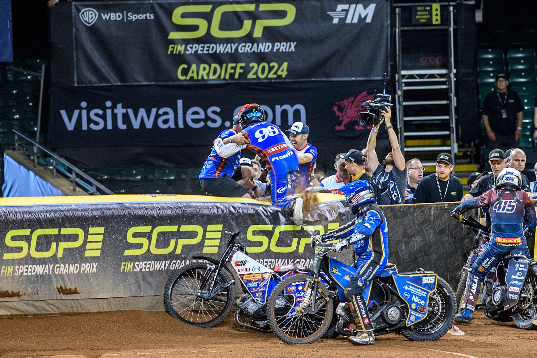 Daniel Bewley (99) of Great Britain celebrates his win in the Grand Final with his team during the FIM Speedway Grand Prix of Great Britain at The Principality Stadium, Cardiff on Saturday 17th August 2024. (Photo: Ian Charles | MI News)