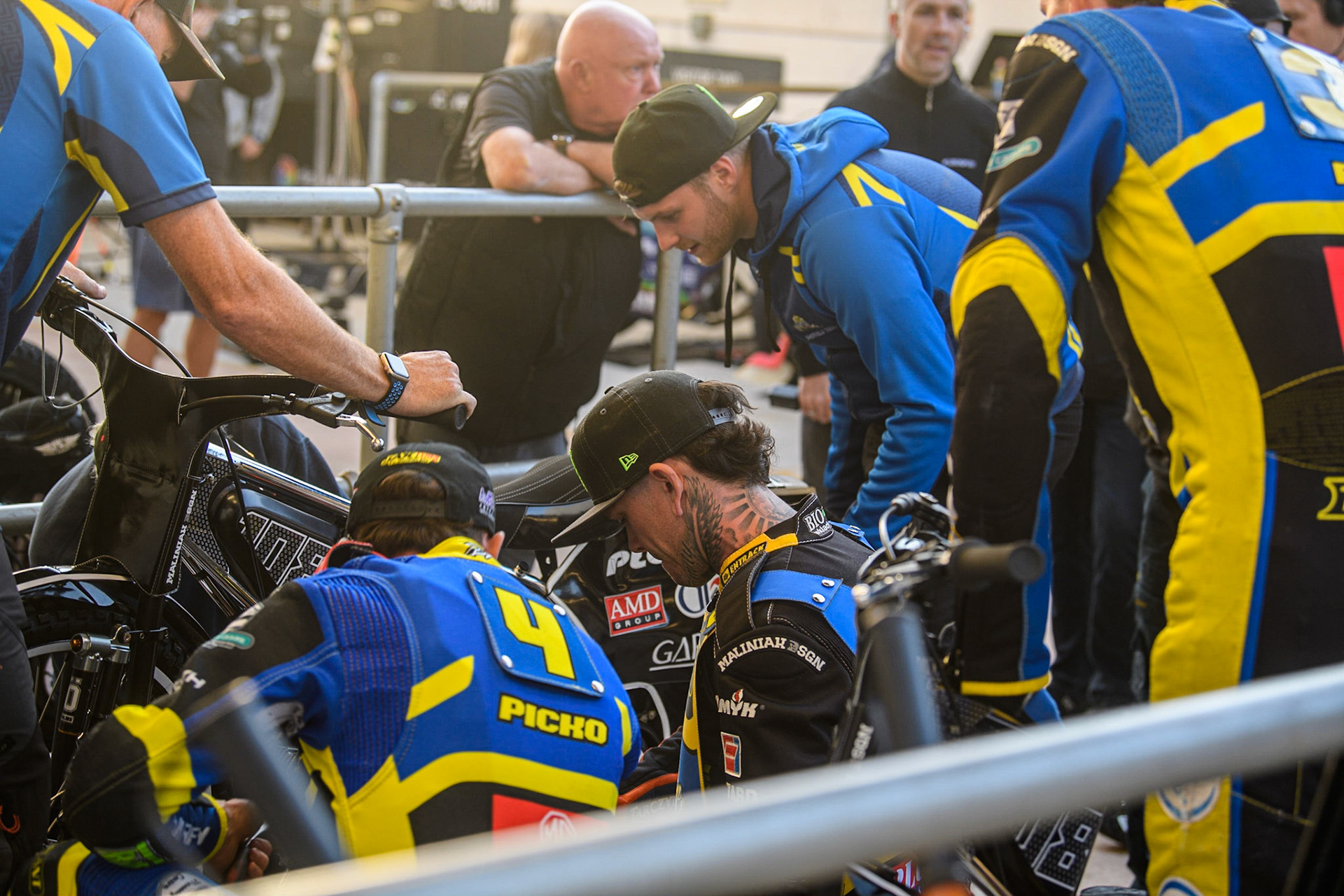 All the Sheffield riders try helping ‘Tai Woffinden with his bike when it had problems during the Sports Insure Premiership match between Belle Vue Aces and Sheffield Tigers at the National Speedway Stadium, Manchester on Monday 7th August 2023. (Photo: Ian Charles | MI News)