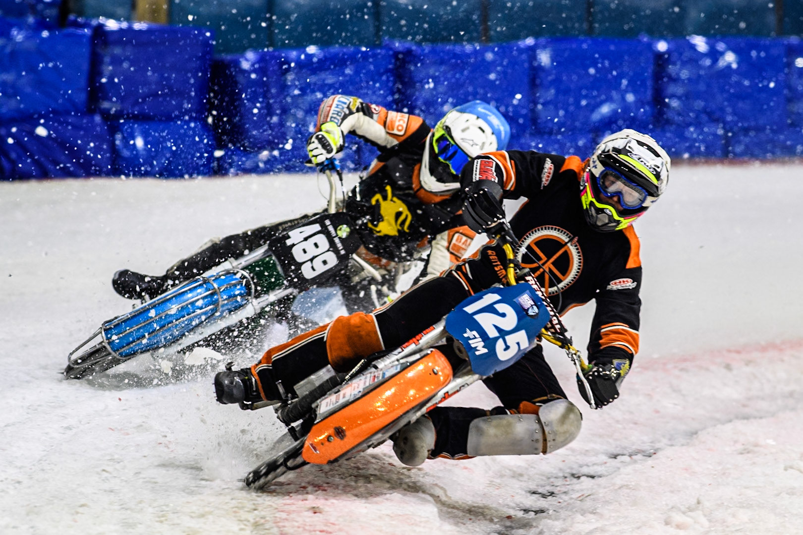 Sebastian Reitsma of The Netherlands in White leading Melwin Björklin of Sweden in Blue during the Roelof Thijs Bokaal, Ice Rink Thialf, Heerenveen, Netherlands on Friday 4th April 2025. (Photo: Ian Charles | MI News)