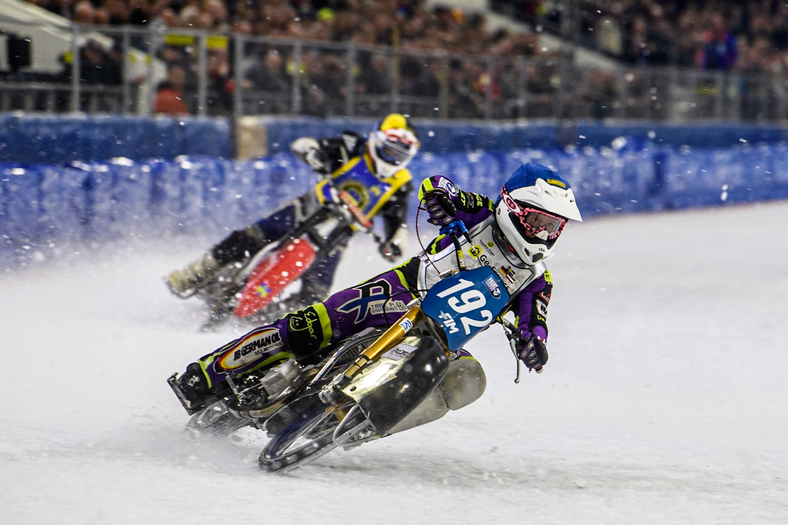 Paul Cooper of Great Britain in Blue leading David Lizák of The Czech Republic in Yellow during the Roelof Thijs Bokaal, Ice Rink Thialf, Heerenveen, Netherlands on Friday 4th April 2025. (Photo: Ian Charles | MI News)